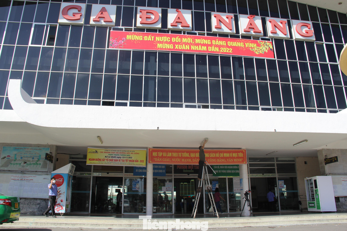 So với những ngày trước, người dân đến mua vé ở Ga Đà Nẵng cũng như lượng khách đi tàu nhiều hơn. Người dân xách theo vali, hành lý nhanh chóng có mặt ở khu vực phòng chờ để kịp chuyến tàu về quê đón Tết. So với những ngày trước, người dân đến mua vé ở Ga Đà Nẵng cũng như lượng khách đi tàu nhiều hơn. Người dân xách theo vali, hành lý nhanh chóng có mặt ở khu vực phòng chờ để kịp chuyến tàu về quê đón Tết.