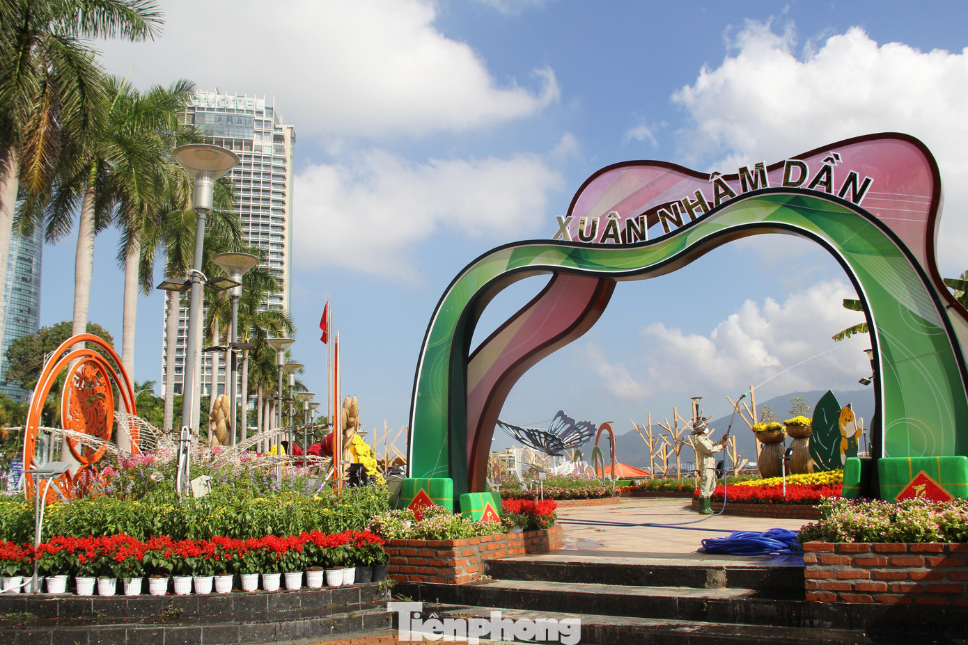 Những ngày này, đường hoa Tết Đà Nẵng đang được gấp rút hoàn thiện để phục vụ nhu cầu vui chơi, giải trí của người dân dịp Tết Nguyên đán. Năm nay, đường hoa Tết vẫn được bố trí dọc đường Bạch Đằng (quận Hải Châu), từ khu vực công viên phía Tây cầu Rồng đến trước Trung tâm Hành chính TP Đà Nẵng.