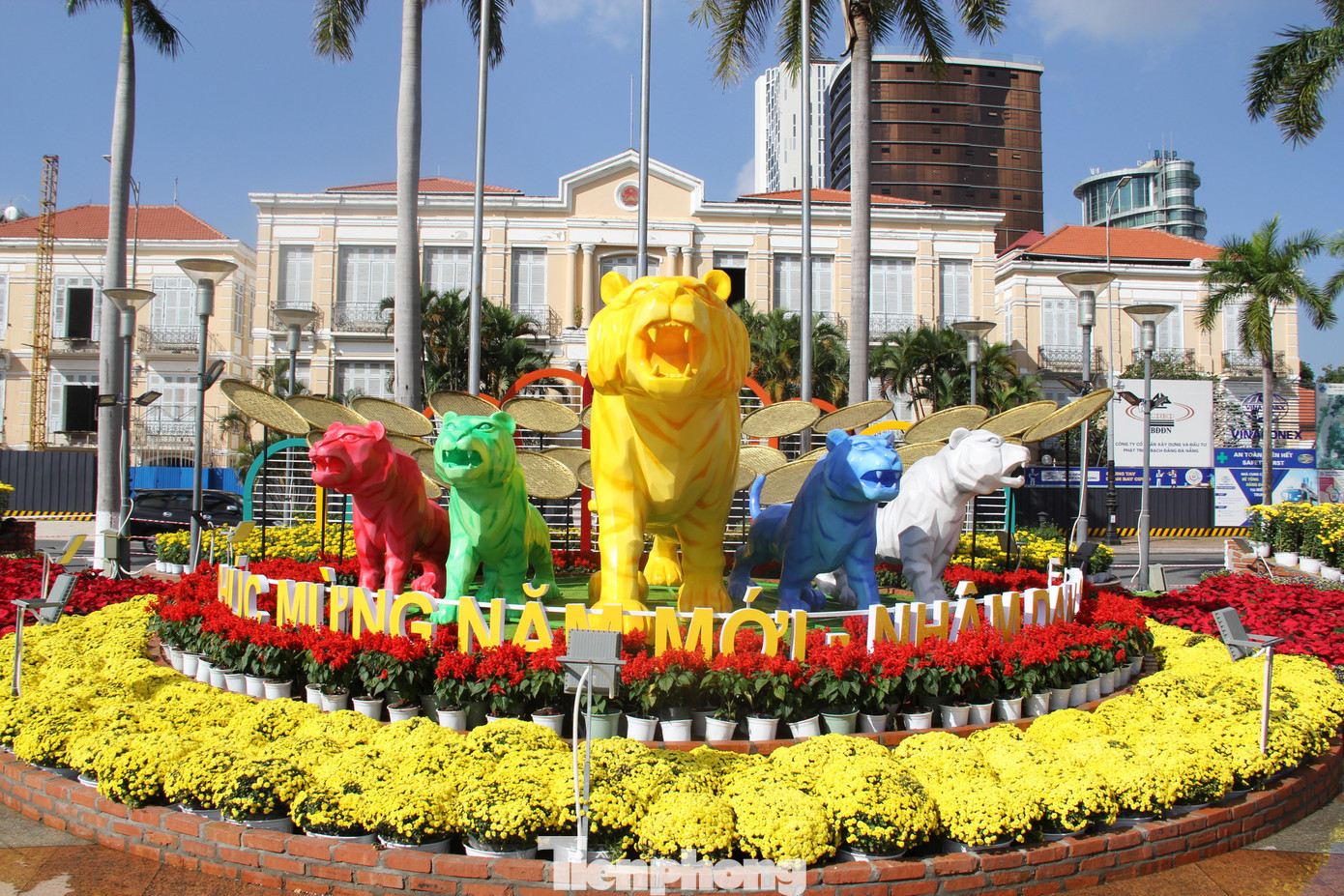 Nổi bật ở đường hoa năm nay là hình ảnh đàn hổ với 5 màu sắc tượng trưng cho ngũ hành: Kim (trắng) - Mộc (xanh lá) - Thủy (xanh dương) - Hỏa (đỏ) - Thổ (vàng). Ngũ hổ với tạo hình dũng mãnh được bố trí tại khu vực trung tâm đường hoa, thu hút sự chú ý của đông đảo người dân.