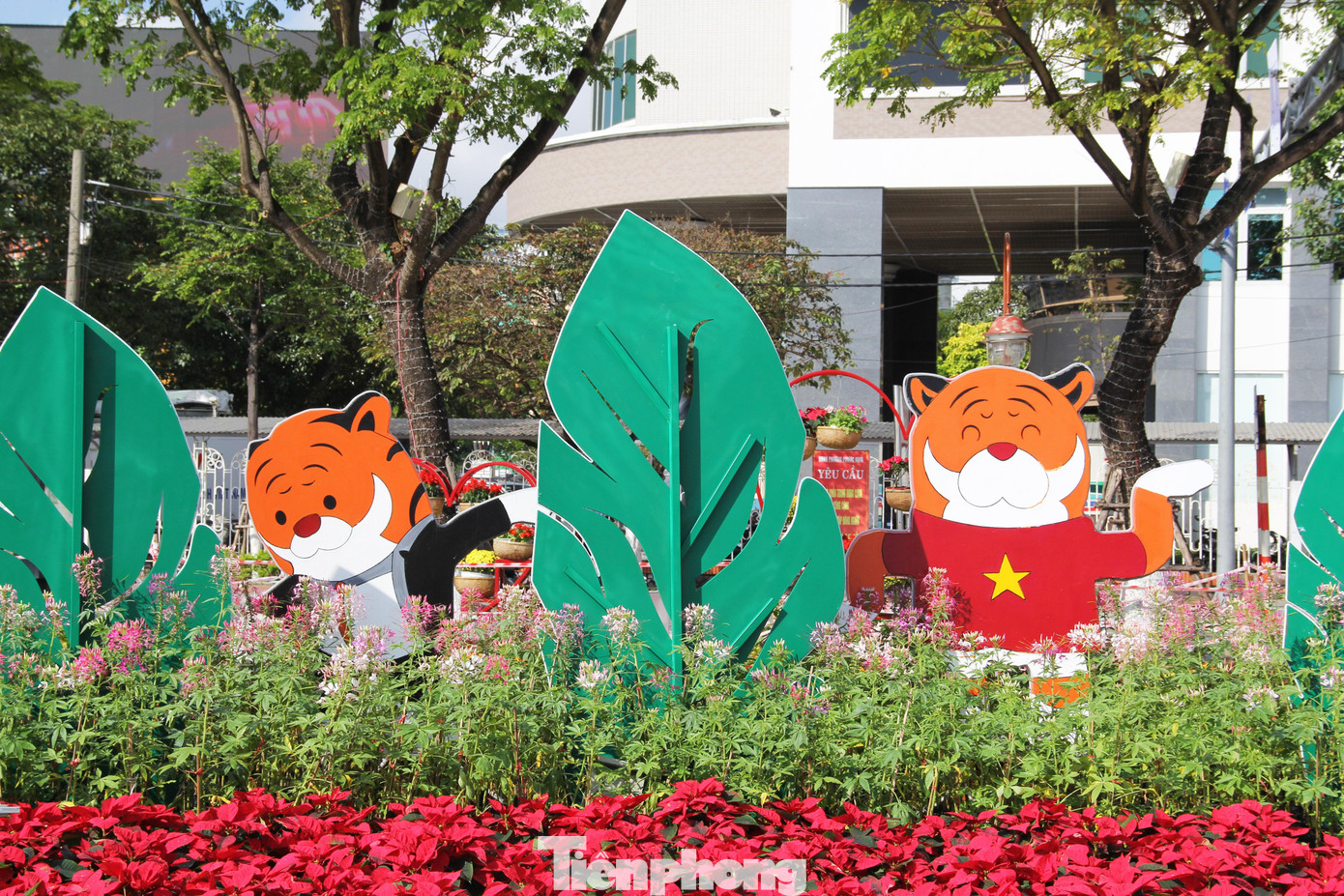 Tạo hình gia đình hổ vui vẻ dạo chơi trong vườn hoa được bố trí rải rác dọc cung đường Bạch Đằng với những chú hổ được tạo hình vui nhộn, diện trang phục cách điệu đẹp mắt.