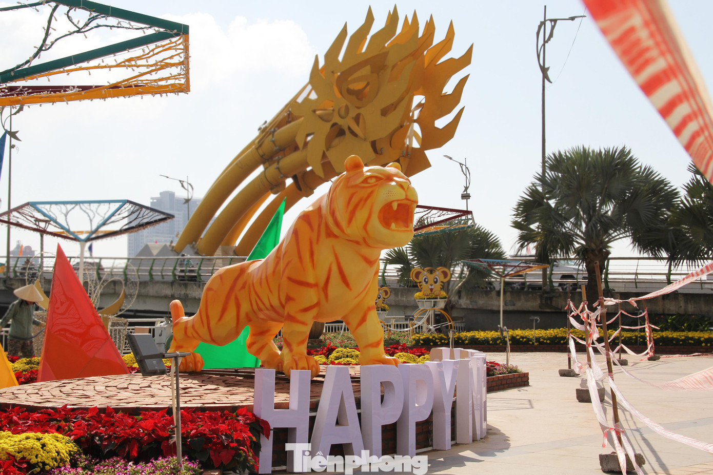 Linh vật hổ vàng dũng mãnh, phía sau là biểu tượng 5 ngọn núi Ngũ Hành Sơn sừng sững. Tất cả những chú hổ ngũ hành đều được tạo hình to lớn, oai nghiêm, dáng đứng mạnh mẽ, tự tin thể hiện những ước mơ, khát vọng vươn lên, phát triển trong năm mới Nhâm Dần 2022.