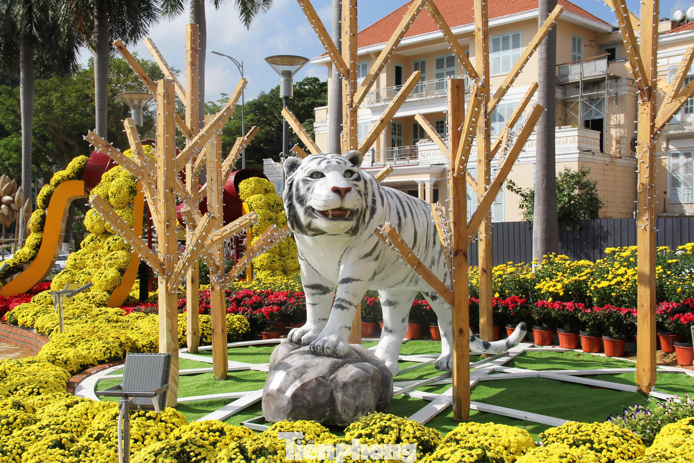 Ngoài ra, dọc đường hoa, hình ảnh những chú hổ với màu sắc ngũ hành được bố trí rải rác với những tiểu cảnh ấn tượng. Bạch hổ được bố trí trong tạo hình rừng cây cách điệu với dáng đứng oai nghiêm của chúa tể sơn lâm.