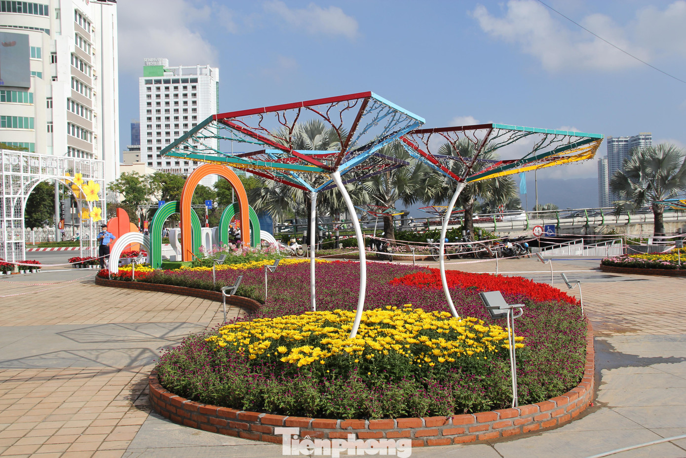 Hệ thống chiếu sáng cũng được tạo hình cách điệu chiếc lá, cánh bướm..., đồng thời, bố trí dọc theo khu vực đường hoa để tạo nên cảnh sắc lung linh về đêm.