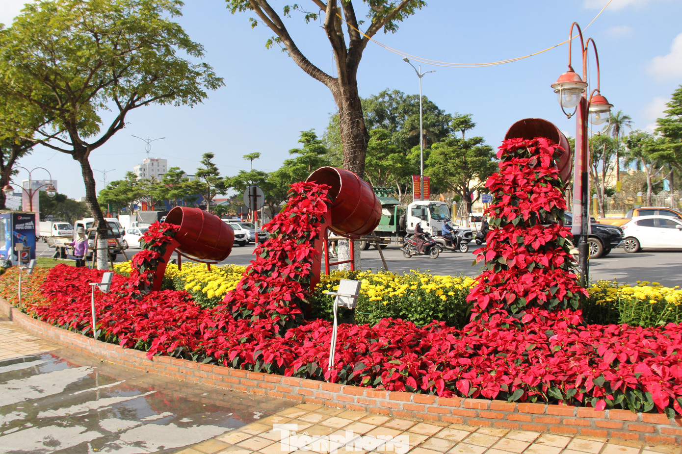Tạo hình thác hoa được sử dụng xuyên suốt để xếp đặt đường hoa. Những thác hoa đổ xanh, đỏ, vàng, tím... đổ dài từ những chiếc trống dựng trên thang tre lấy cảm hứng từ những nét văn hóa truyền thống của dân tộc.