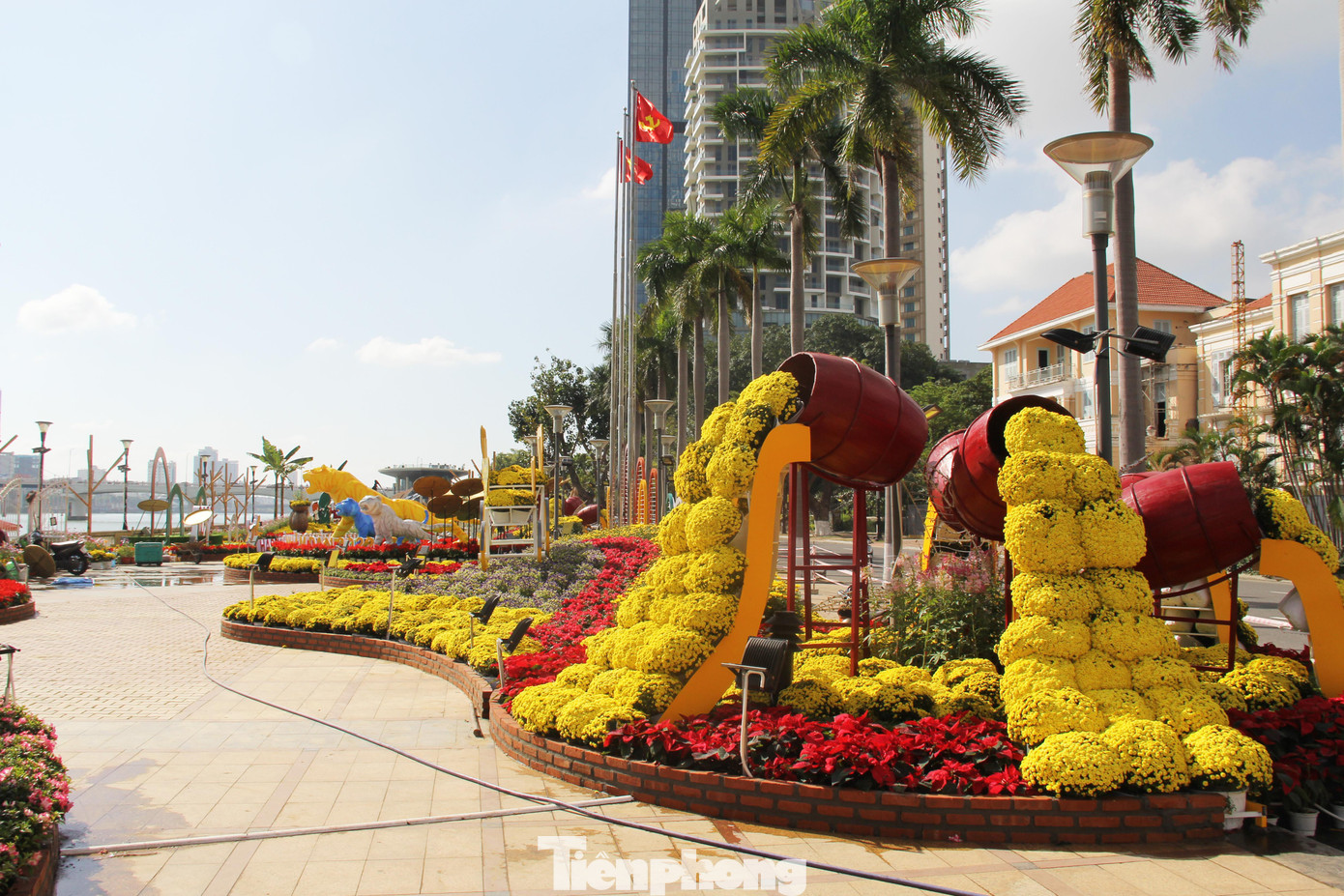 Hàng chục loại hoa với màu sắc rực rỡ như: hoa cúc mâm xôi, hoa xác pháo, vạn thọ, hoa hồng ri, hoa đỗ quyên đỏ, hoa bướm các màu, hoa trạng nguyên... được sắp đặt làm nổi bật các tiểu cảnh.