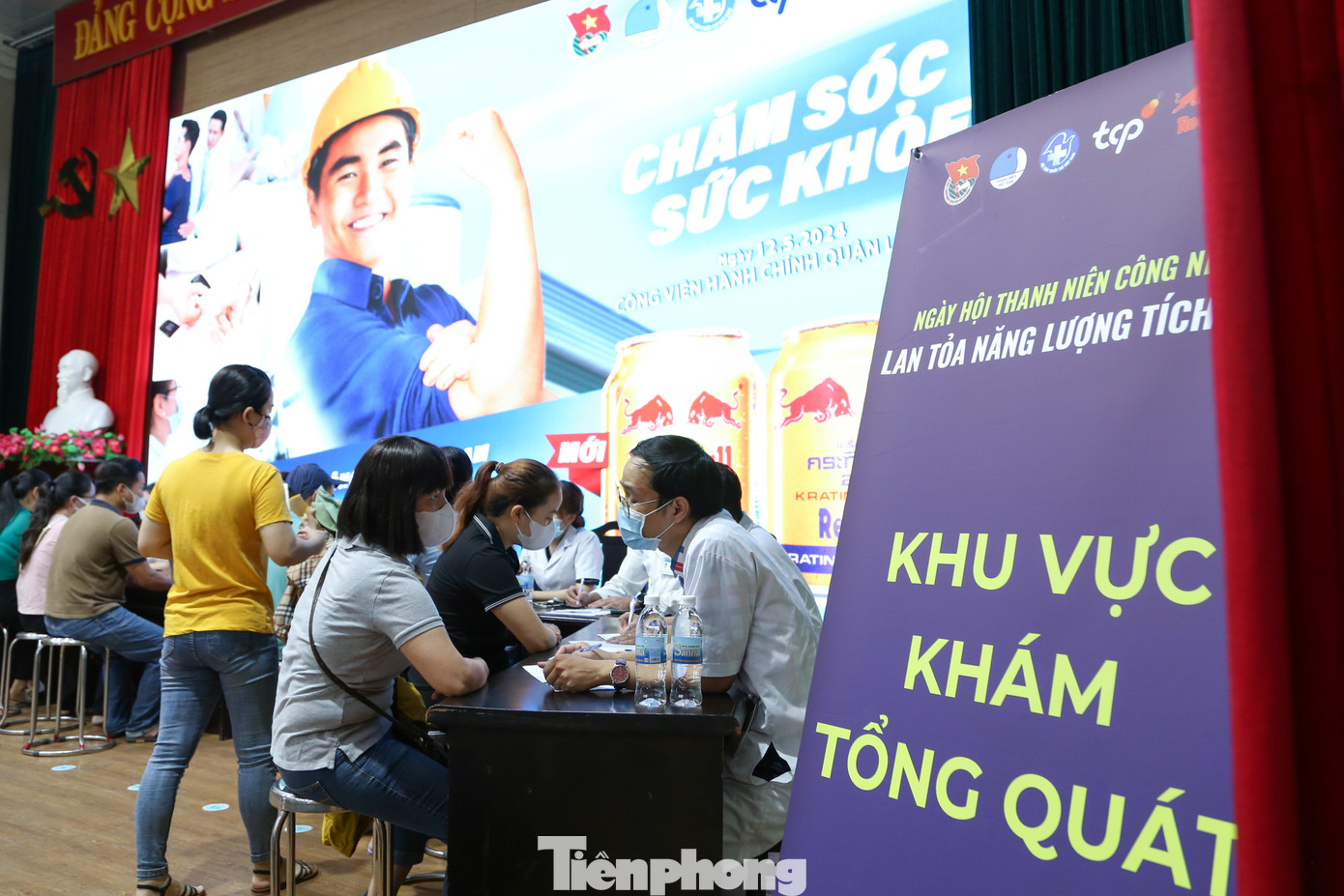 Từ sáng sớm, tại khu vực quảng trường trước Trung tâm hành chính quận Liên Chiểu rất đông công nhân có mặt, xếp hàng để được khám chữa bệnh miễn phí.