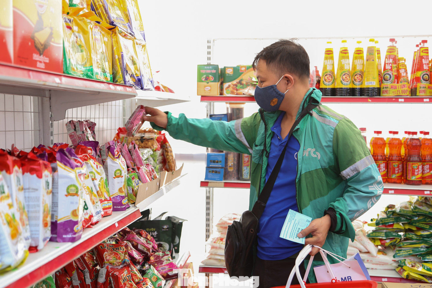 Trong khuôn khổ ngày hội, BTC còn bố trí 7 gian hàng 0 đồng, bày bán các mặt hàng gia dụng, nhu yếu phẩm… để hỗ trợ công nhân, người lao động mua sắm miễn phí.