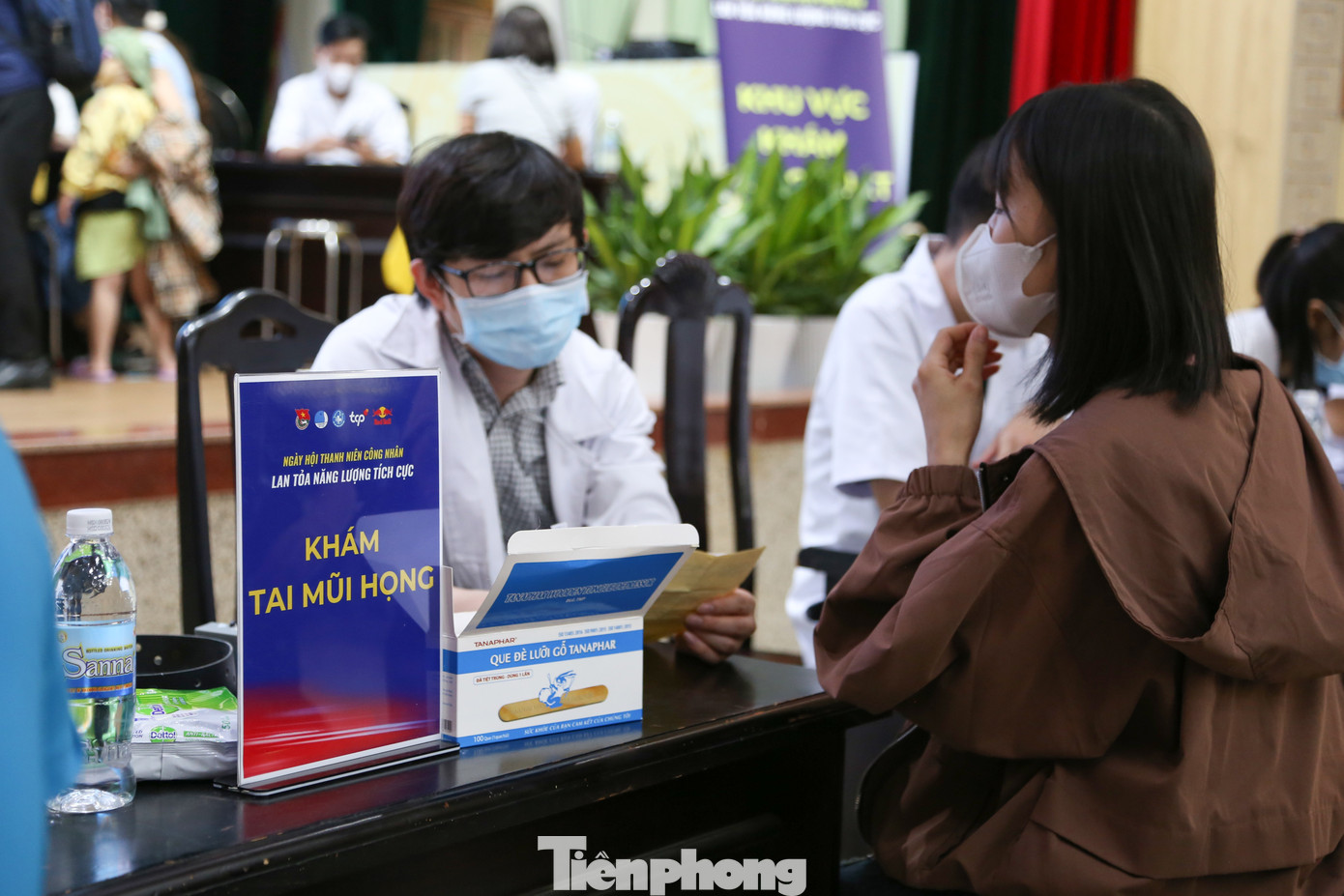 Các thanh niên công nhân được thăm khám đầy đủ các chuyên khoa, như khám tổng quát, khám mắt, khám tai – mũi – họng, khám phụ khoa, khám da liễu,… Bên cạnh đó, BTC cũng bố trí khu khám cận lâm sàng gồm: chụp X- Quang, điện tim, siêu âm…