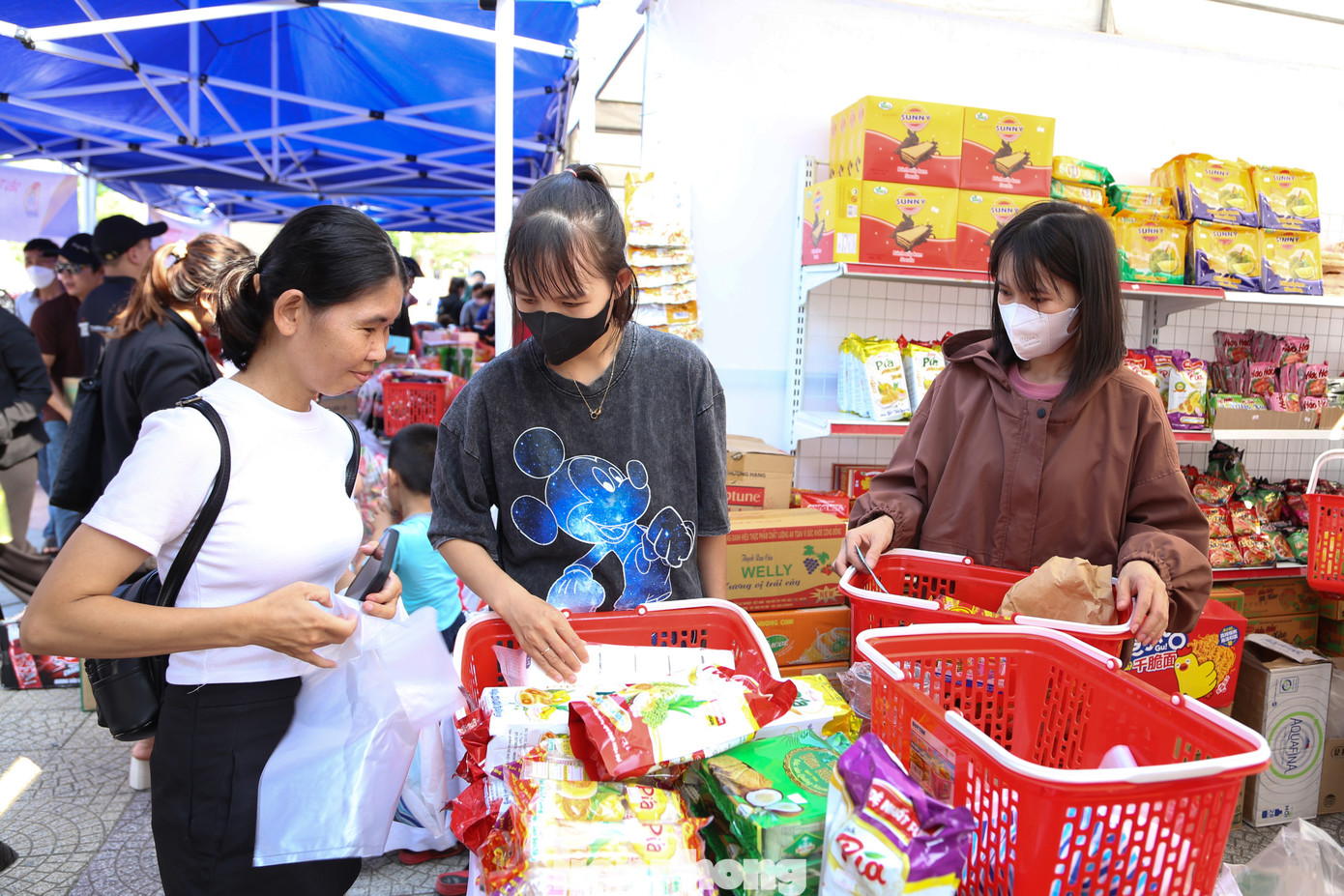 Trong khuôn khổ ngày hội, BTC còn bố trí 7 gian hàng 0 đồng, bày bán các mặt hàng gia dụng, nhu yếu phẩm… để hỗ trợ công nhân, người lao động mua sắm miễn phí.