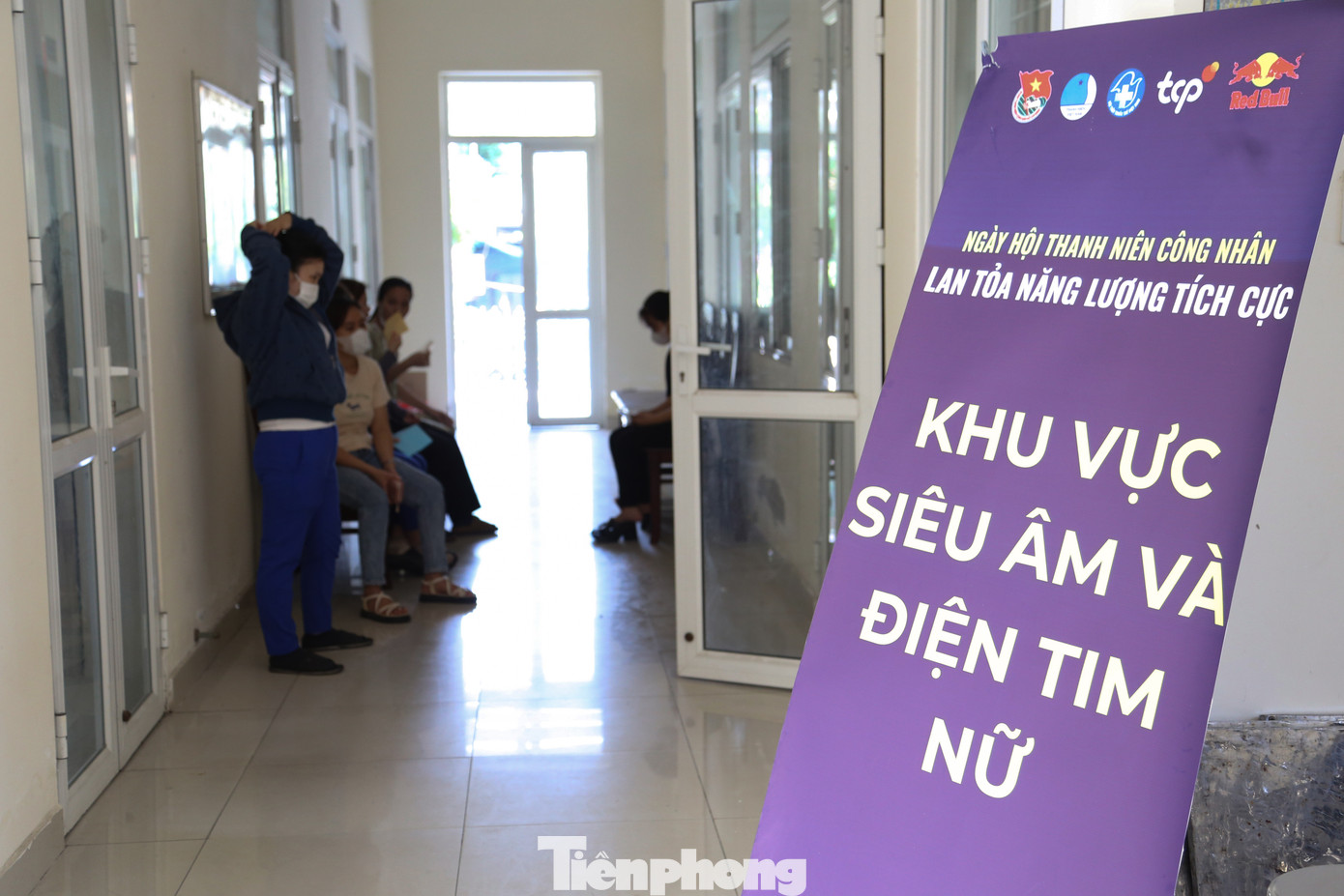 “Công nhân, người lao động có nhu cầu khám bệnh ở bất kỳ chuyên khoa nào đều được thăm khám, tư vấn thuốc miễn phí. Bên cạnh đó, tất cả mọi người đều được xét nghiệm máu để kiểm tra các chỉ số. Công nhân, người lao động trên 40 tuổi đều được chỉ định chụp X-Quang phổi để sàng lọc các bệnh lý về phổi”, anh Trung nói.