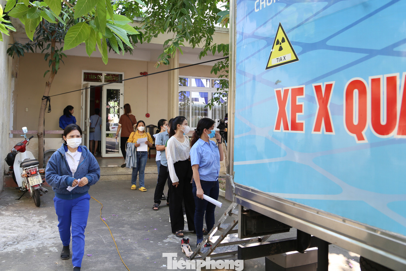 Xếp hàng trước xe chụp X-Quang phổi lưu động để chờ đến lượt, chị Bơ Linh Diễm (33 tuổi, nhân viên Công ty Mabuchi) cho biết, bản thân bị ho, đau họng trong thời gian dài nhưng chưa có điều kiện để thăm khám.