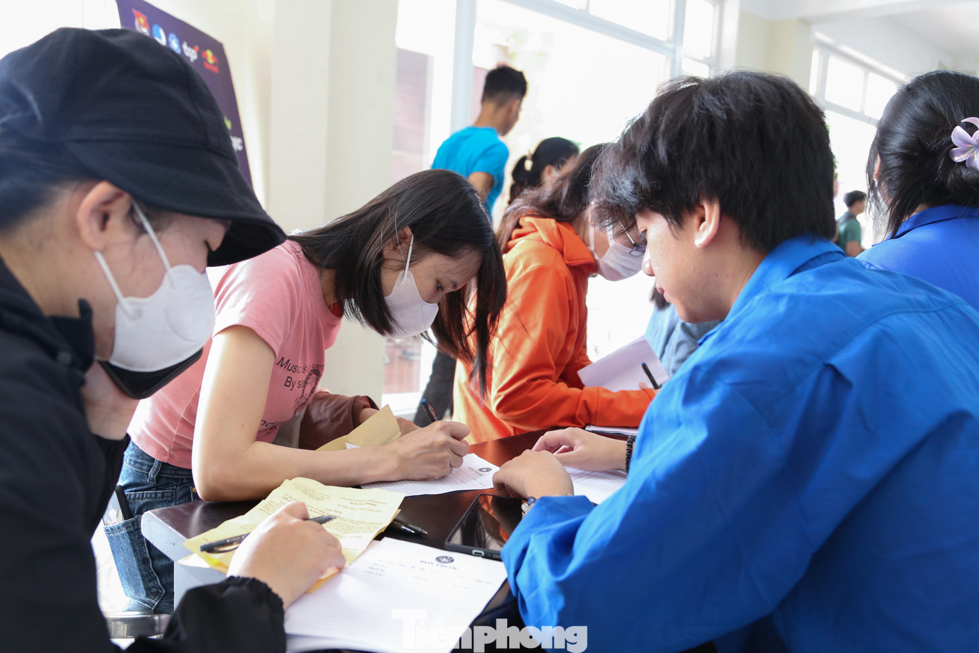 Tại khu vực đăng ký khám, khoảng 20 bạn đoàn viên thanh niên tích cực hỗ trợ công nhân, người lao động ghi phiếu khám, phân luồng khu khám bệnh... Trước đó, các giấy mời khám bệnh được Công đoàn các doanh nghiệp, công ty gửi tặng cho công nhân, người lao động có hoàn cảnh khó khăn.