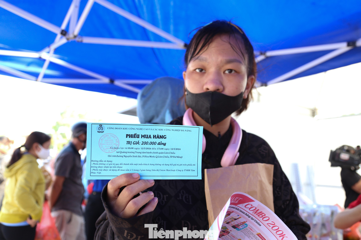 Cầm tấm phiếu mua hàng trị giá 200 nghìn đồng, chị Văn Thị Như (26 tuổi, nhân viên Công ty may Ba Sao) lựa chọn một giỏ đầy các vật dụng hàng ngày, sữa, bánh… “Ngày hội thực sự rất ý nghĩa đối với công nhân, người lao động khó khăn như chúng tôi. Không chỉ được mua sắm 0 đồng, chúng tôi còn được khám, phát thuốc miễn phí, tham gia các hoạt động văn hóa, giải trí vào dịp cuối tuần”, chị Như nói.