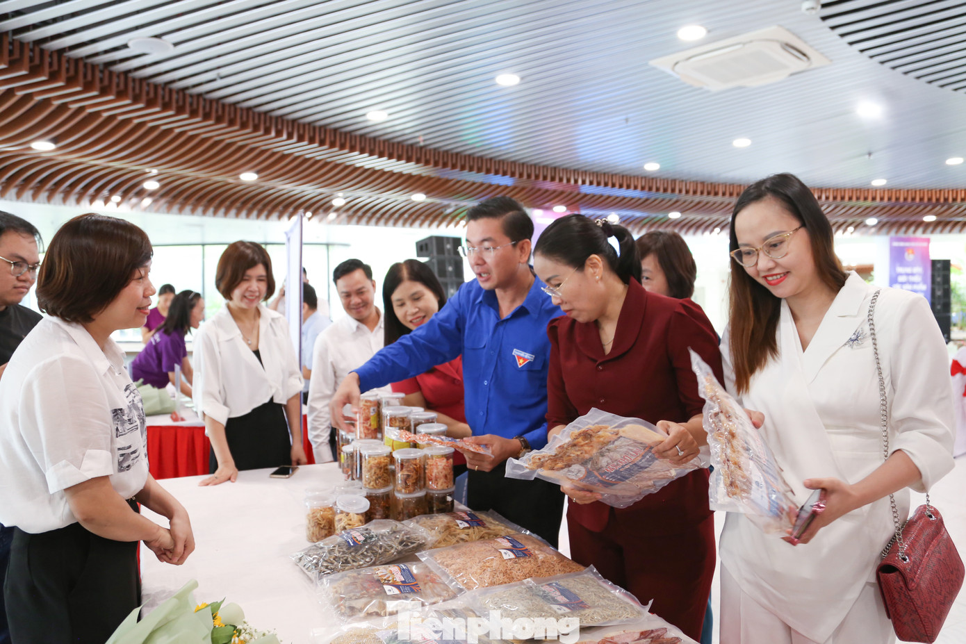 Trong khuôn khổ Ngày hội, hàng chục sản phẩm OCOP, sản phẩm khởi nghiệp thanh niên cũng được trưng bày, giới thiệu tại các gian hàng, thu hút sự quan tâm của đông đảo đại biểu và người dân.