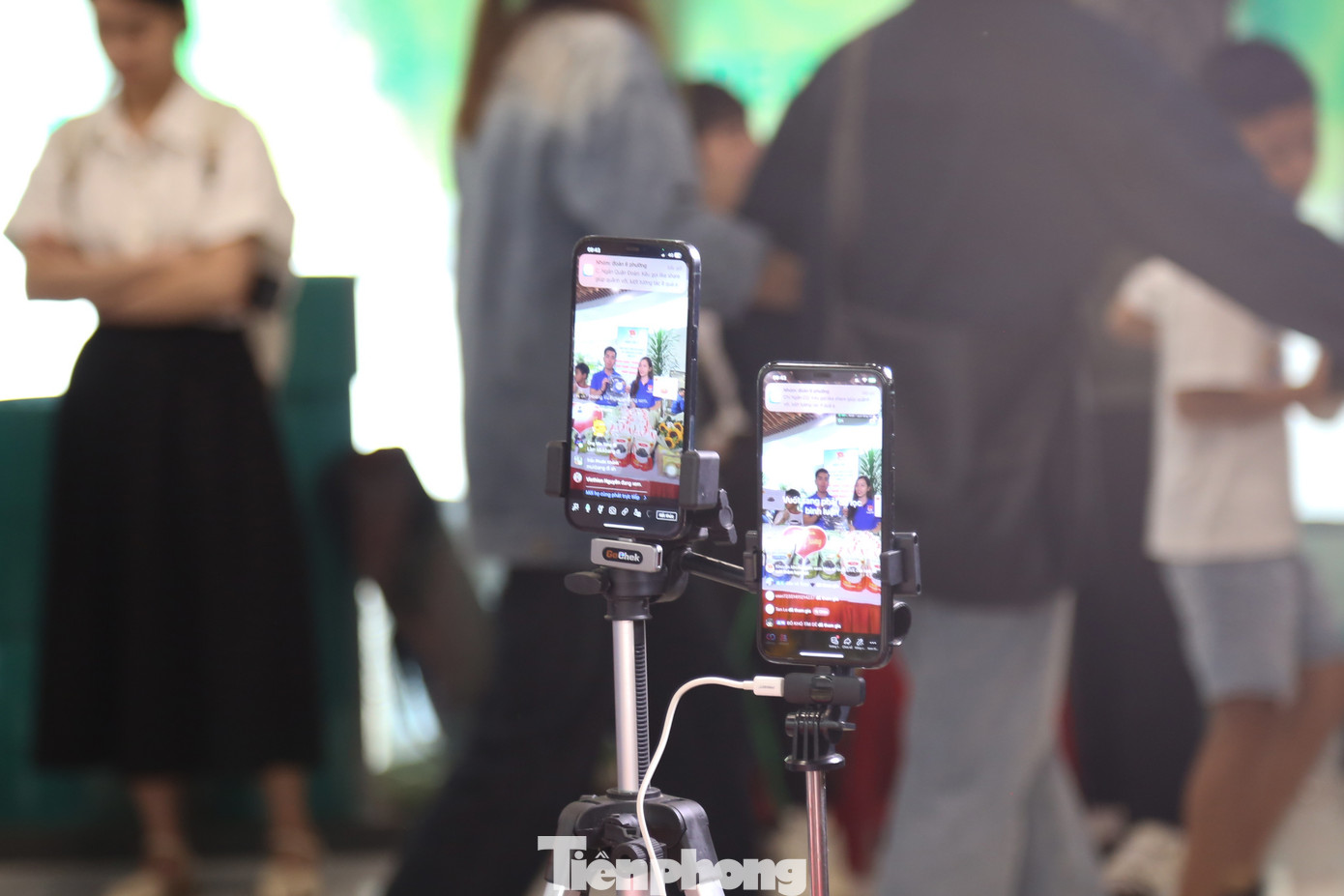Các phiên livestream đều được trình chiếu trên màn hình lớn ở khu vực sân khấu của Ngày hội, tạo điều kiện cho người dân và du khách theo dõi, đặt mua các sản phẩm trực tuyến.