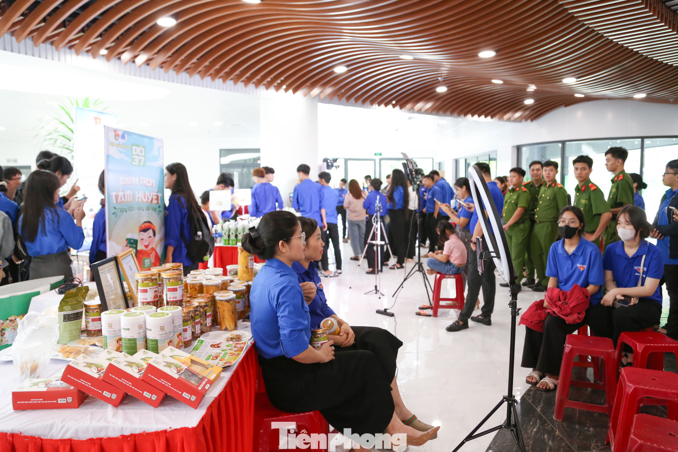 Mang sản phẩm OCOP tham gia Ngày hội, chị Nguyễn Thị Oanh (HTX Nông sản sạch ĐÔ 37) cũng trực tiếp tham gia livestream để giới thiệu các sản phẩm OCOP, sản phẩm khởi nghiệp của thanh niên quận Ngũ Hành Sơn.