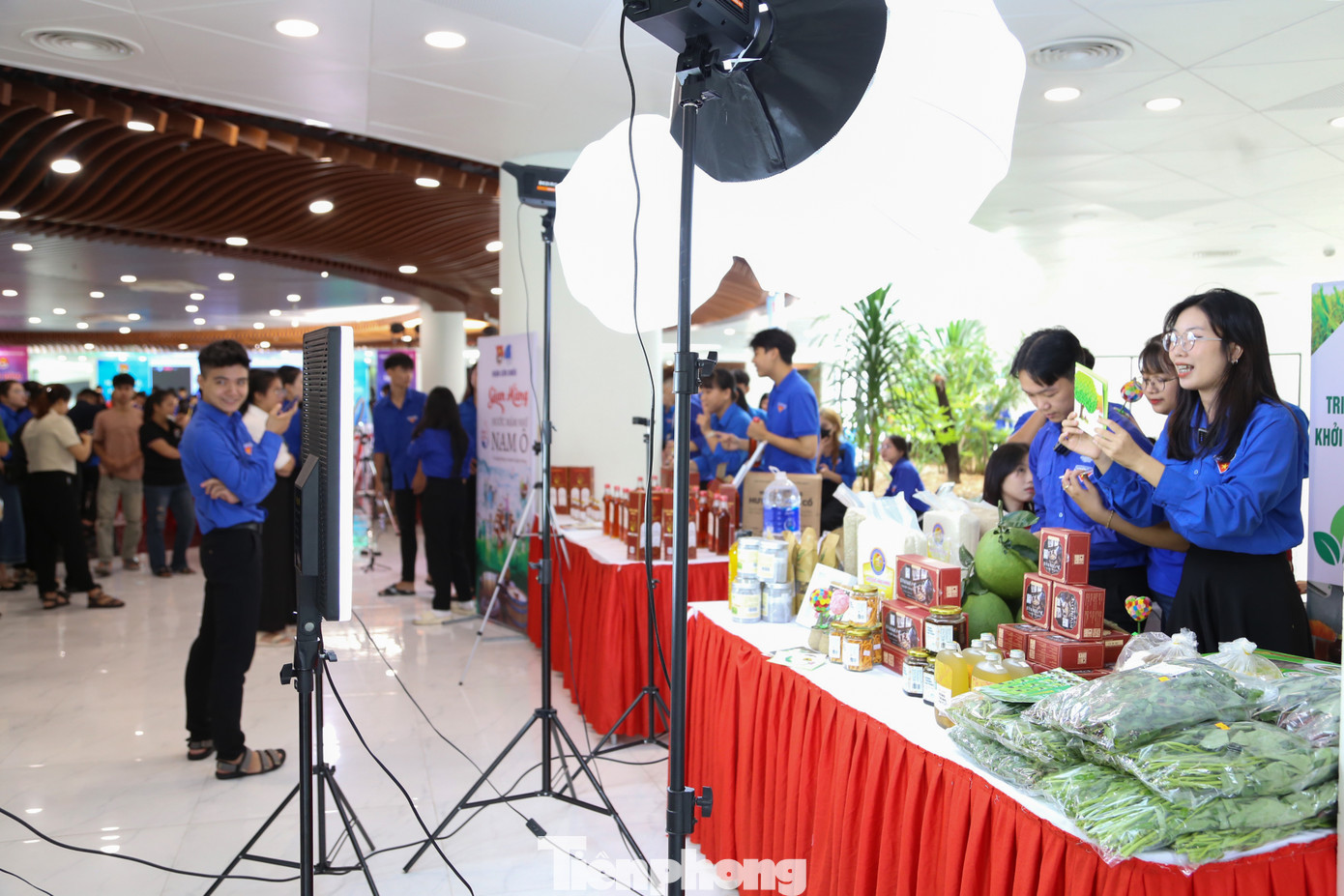 Sáng 21/9, Thành Đoàn Đà Nẵng tổ chức Ngày hội Tư vấn khởi nghiệp cho thanh niên năm 2024 tại Công viên APEC. Đây là hoạt động do T.Ư Đoàn chỉ đạo Thành Đoàn Đà Nẵng chủ trì nhằm đẩy mạnh công tác hỗ trợ khởi nghiệp, lập nghiệp cho đoàn viên, thanh niên (ĐVTN). Ảnh: Giang Thanh