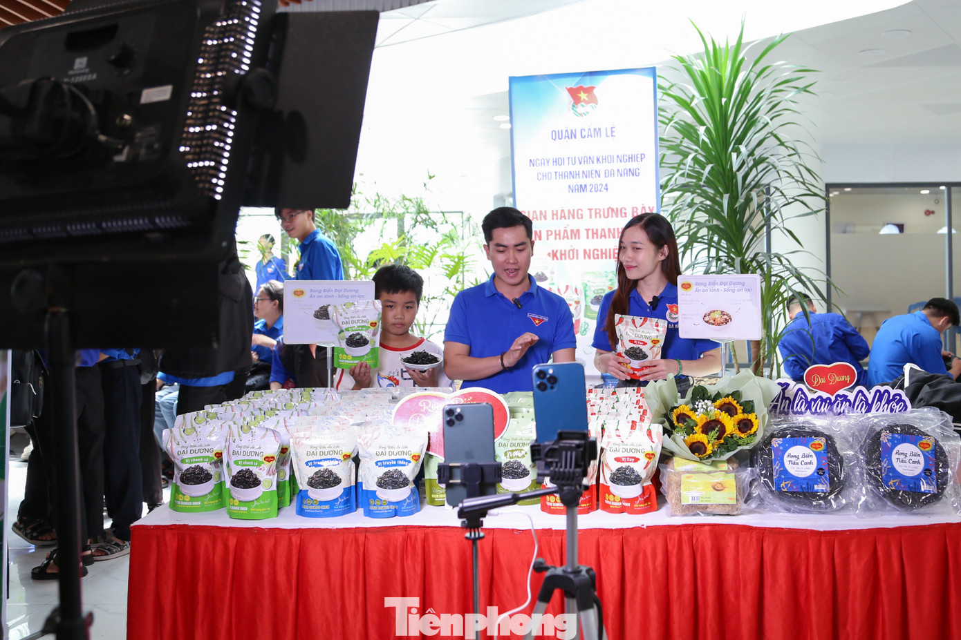 Các Quận, Huyện Đoàn đều đầu tư trang thiết bị livestream chuyên nghiệp, bài bản để thu hút người xem. Ban tổ chức sẽ chấm chọn thông qua lượt xem trực tuyến, lượt chia sẻ, lượt tương tác và đặt hàng của các phiên livestream.