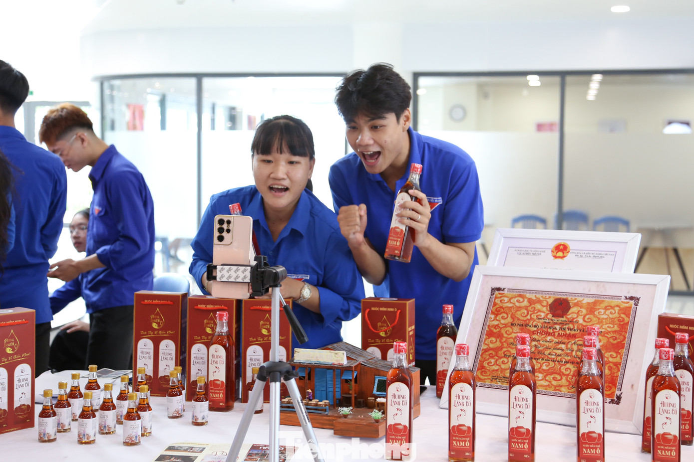 Các sản phẩm được livestream giới thiệu, bán hàng đều là các sản phẩm OCOP, sản phẩm công nghiệp nông thôn tiêu biểu, sản phẩm đặc trưng Đà Nẵng... của các cơ sở sản xuất, hợp tác xã... trên địa bàn. Rất nhiều trong số đó là các sản phẩm khởi nghiệp của thanh niên, hợp tác xã thanh niên.