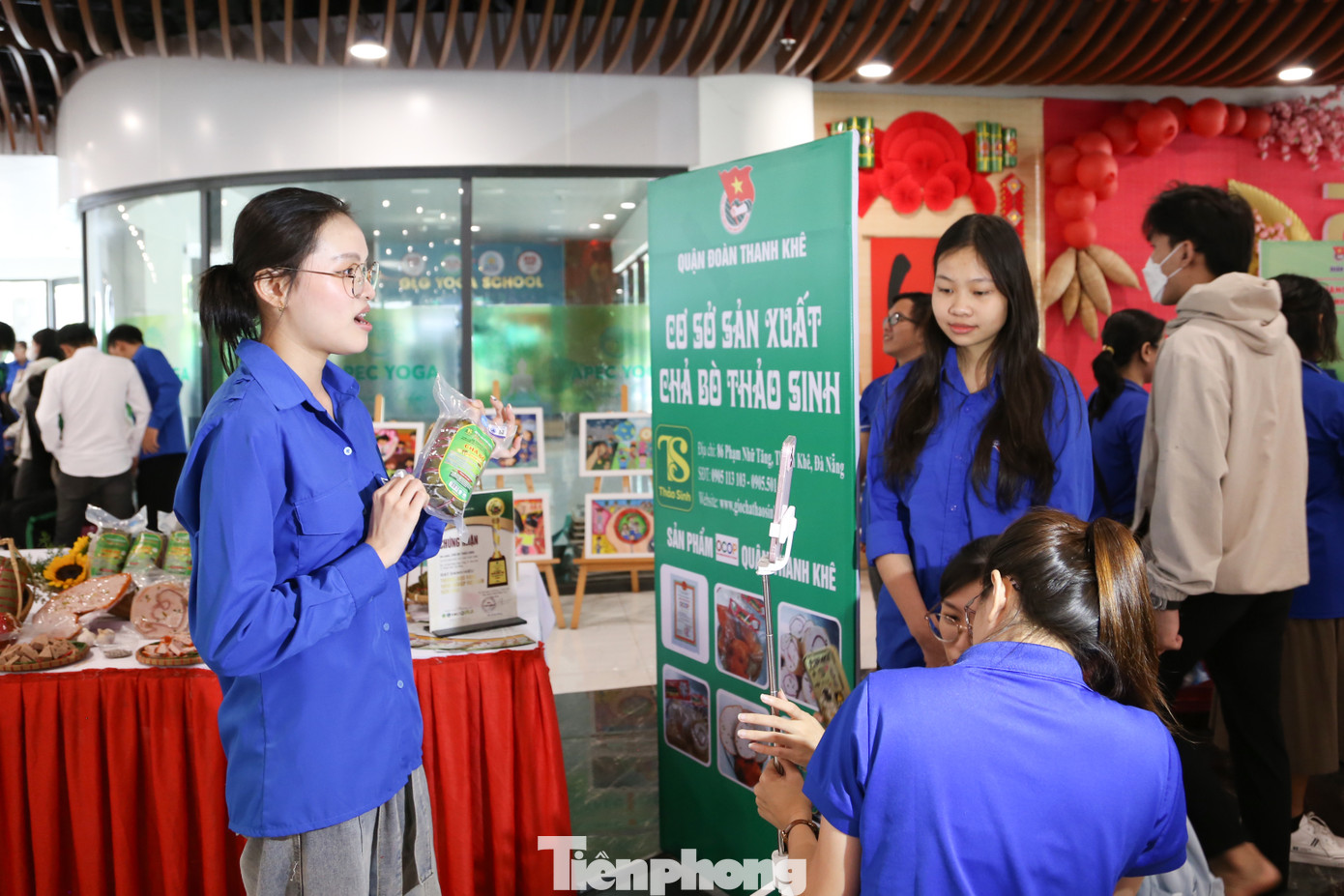 Các phiên livestream đều được trình chiếu trên màn hình lớn ở khu vực sân khấu của Ngày hội, tạo điều kiện cho người dân và du khách theo dõi, đặt mua các sản phẩm trực tuyến.