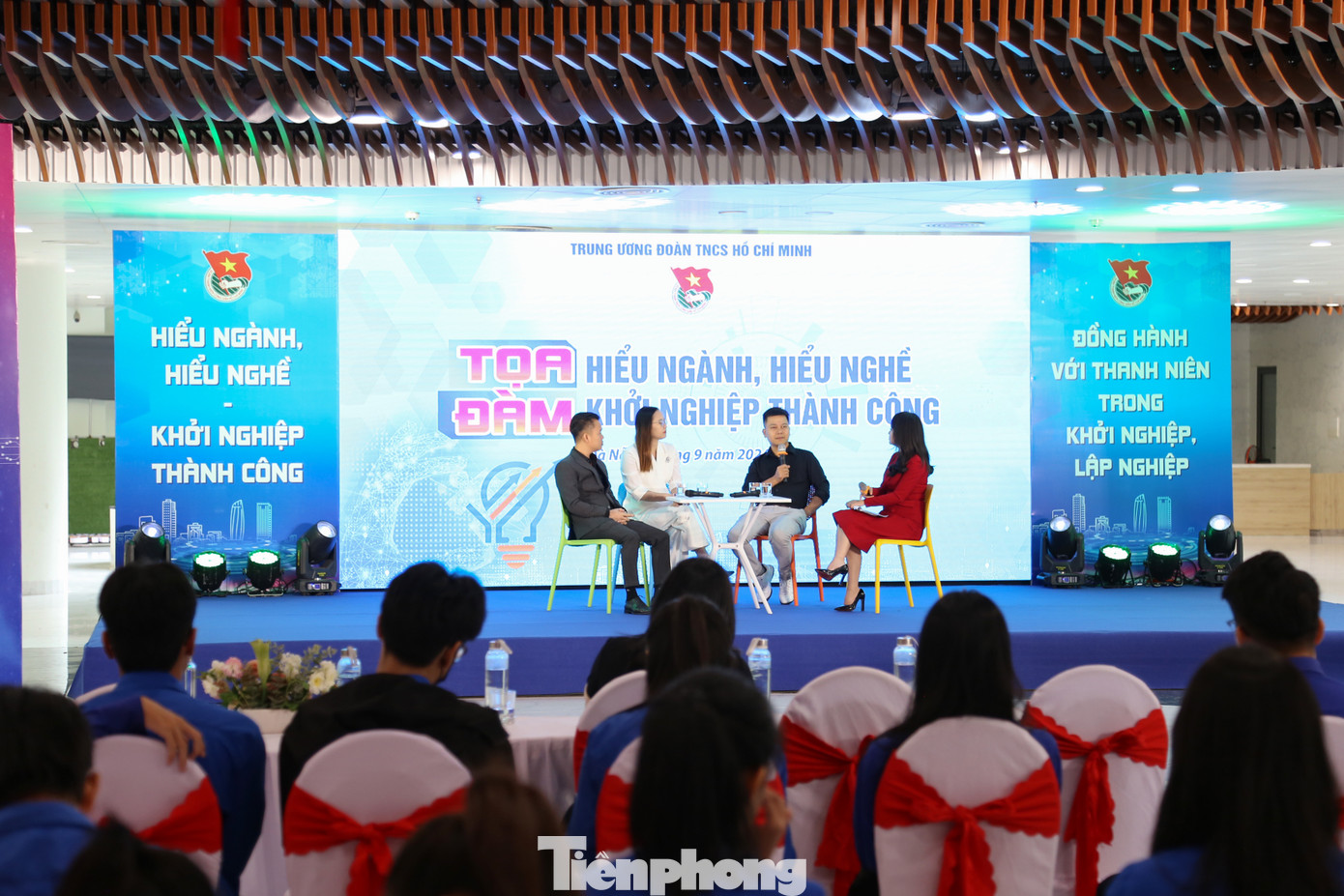 Dịp này, hàng trăm ĐVTN Đà Nẵng cũng được truyền lửa khởi nghiệp bởi các diễn giả là các doanh nhân, nhà khởi nghiệp trẻ thành công thông qua Diễn đàn thông tin chuyên đề tư vấn khởi nghiệp cho thanh niên, học sinh, sinh viên; Tọa đàm Hiểu ngành, hiểu nghề – Khởi nghiệp thành công...