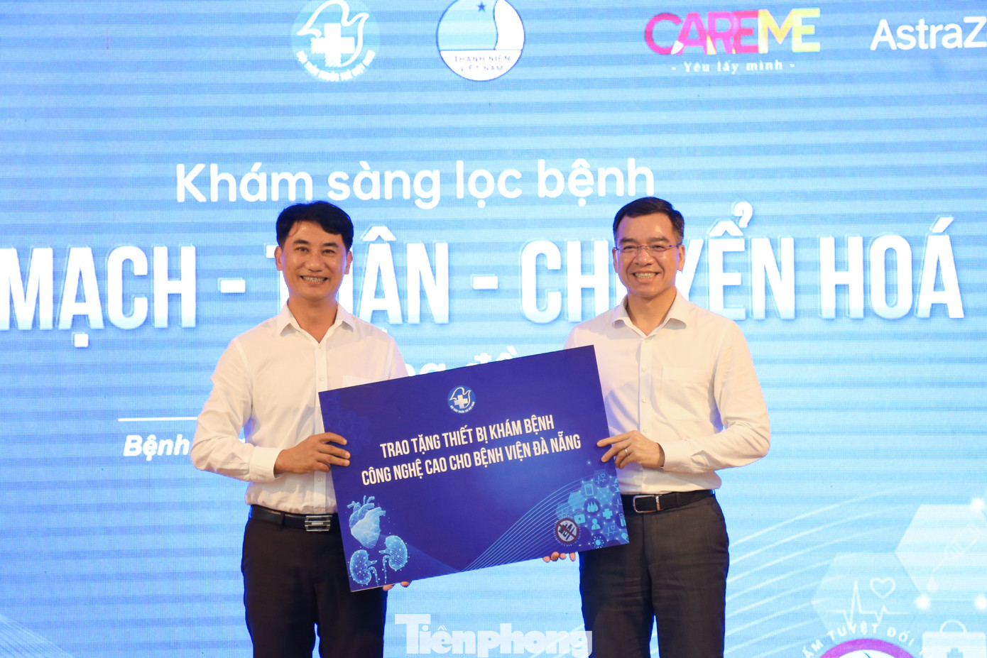 Dịp này, Bộ Y tế và Hội Thầy thuốc trẻ Việt Nam đã trao tặng thiết bị khám chữa bệnh công nghệ cao cho bệnh viện Đà Nẵng gồm: 1 màn hình telehealth di động và hệ thống AI đọc X-Quang phổi phát hiện bệnh lao và ung thư phổi. BTC cũng trao tặng 10 phần quà cho các bệnh nhân, bệnh nhi nghèo đang điều trị tại Bệnh viện Đà Nẵng và thăm hỏi, tặng quà cho Mẹ Việt Nam Anh hùng trên địa bàn.