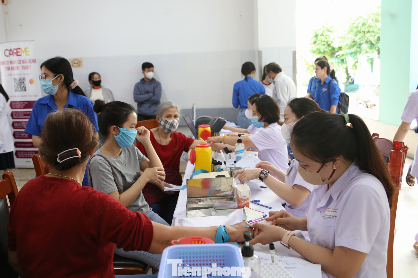 Trong khuôn khổ chương trình, hơn 600 người dân được khám và xét nghiệm tầm soát miễn phí. Các thầy thuốc trẻ đã kiểm tra sức khỏe, đánh giá các nguy cơ tiềm ẩn liên quan đến bệnh tim mạch và thận mạn; đưa ra những lời khuyên thiết thực về cách chăm sóc sức khỏe, chế độ ăn uống, và lối sống lành mạnh để ngăn ngừa các bệnh lý nghiêm trọng.