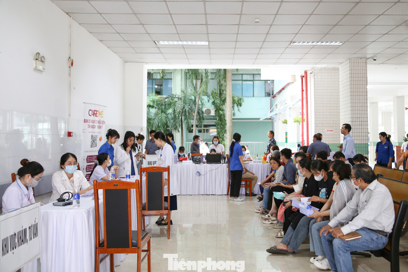 Ngày 21/9, T.Ư Hội Thầy thuốc trẻ Việt Nam phối hợp với Sở Y tế, Hội Thầy thuốc trẻ Đà Nẵng và Bệnh viện Đà Nẵng tổ chức Chương trình CAREME - Yêu lấy mình, Tầm soát bệnh tim mạch - thận - chuyển hóa cho người dân trên địa bàn. Ảnh: Giang Thanh