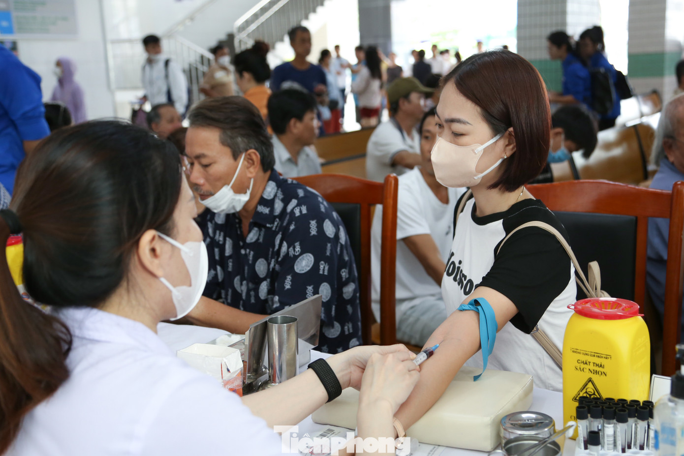 Ngoài bệnh tim mạch - nguyên nhân gây tử vong chính trên thế giới, bệnh thận mạn tính cũng là một vấn đề sức khỏe cộng đồng nghiêm trọng. Tại Việt Nam, hơn 8,7 triệu người trưởng thành mắc bệnh thận mạn, chiếm 12,8% dân số. Nước ta hiện có khoảng 400 đơn vị chạy thận nhân tạo và cung cấp dịch vụ lọc máu cho khoảng 30 nghìn bệnh nhân giai đoạn cuối mỗi năm, chỉ mới đáp ứng được 30% nhu cầu người bệnh. Vì vậy, việc chẩn đoán và điều trị sớm bệnh thận mạn tính góp phần làm giảm gánh nặng cho ngành y tế.