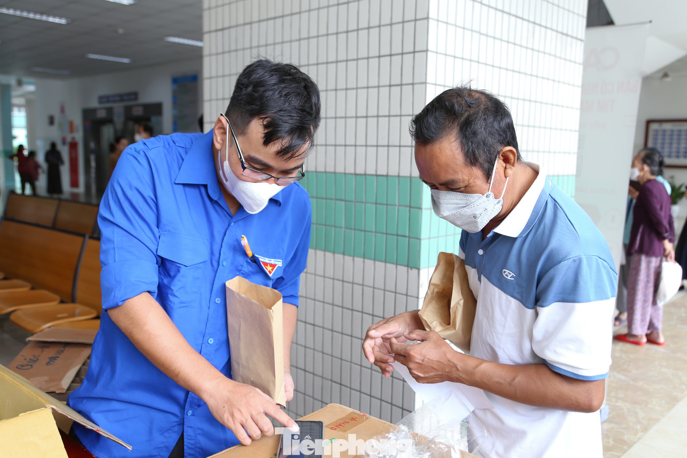 Sau khi người dân điền bảng hỏi về tiểu sử cũng như tình trạng, các bác sĩ sẽ tiến hành sàng lọc các trường hợp có nguy cơ cao mắc các bệnh tim mạch - thận - chuyển hóa để hẹn đến khám, làm các xét nghiệm tại chương trình.