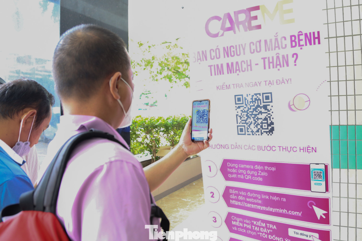 Sau khi người dân điền bảng hỏi về tiểu sử cũng như tình trạng, các bác sĩ sẽ tiến hành sàng lọc các trường hợp có nguy cơ cao mắc các bệnh tim mạch - thận - chuyển hóa để hẹn đến khám, làm các xét nghiệm tại chương trình.