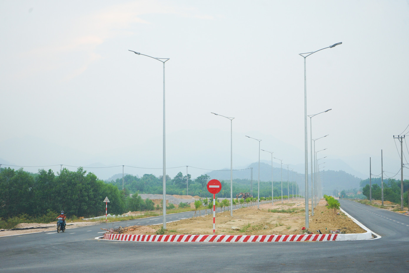 Trọng tâm khu đô thị được xác định tại khu vực đơn vị ở số 8 - 9 - 11 với diện tích khoảng 594 ha, tập trung các công trình công cộng, thương mại dịch vụ cao tầng với kiến trúc hiện đại, tạo điểm nhấn cho toàn khu vực.