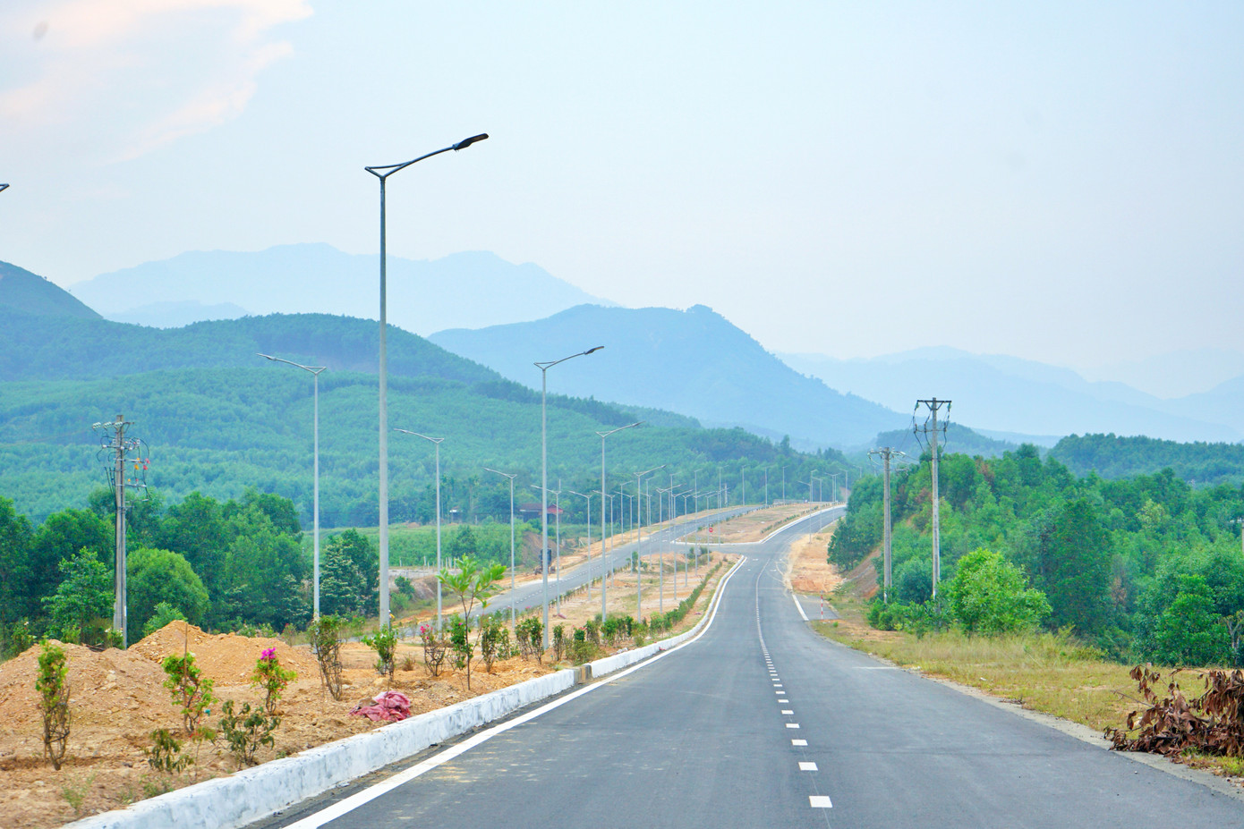 Quy hoạch chung xác định cửa ngõ đô thị về phía bắc tại nút cầu vượt khu công nghệ cao, tập trung các tuyến đường giao thông chính nối từ Bắc vào Nam như: Cao tốc La Sơn - Túy Loan, đường tránh nam Hải Vân, hầm Hải Vân… hình thành nút giao thông cửa ngõ.