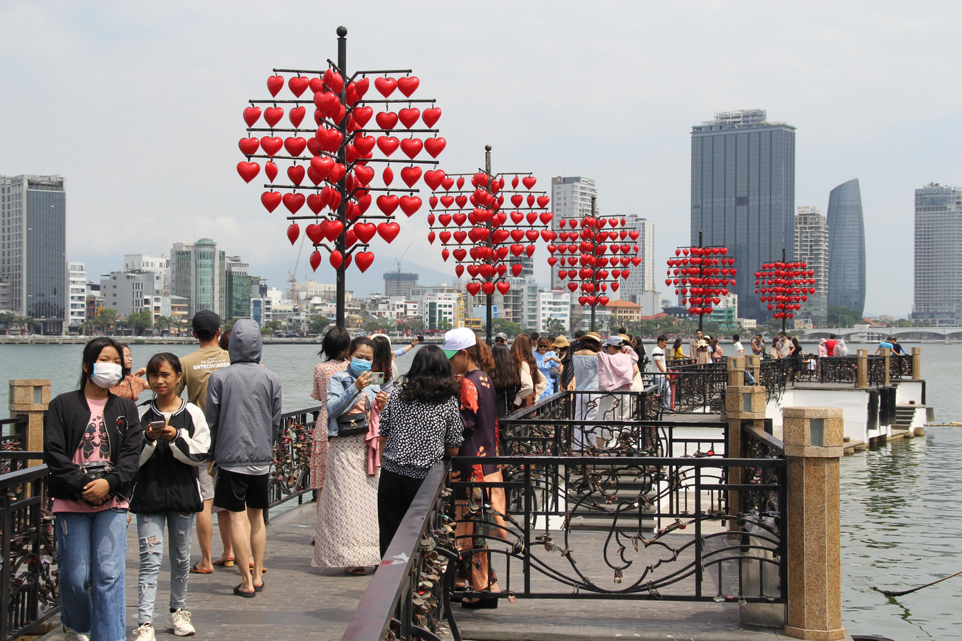 Rất đông người dân và du khách đến khu vực cầu Tình yêu để chụp hình, tham quan Rất đông người dân và du khách đến khu vực cầu Tình yêu để chụp hình, tham quan