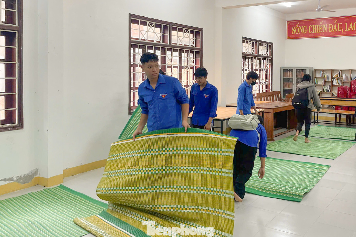 Theo anh Huỳnh Thanh Bình - Bí thư Quận Đoàn Liên Chiểu, vì địa bàn tập trung nhiều trường ĐH, CĐ, đa phần các bạn sinh viên sống trong các khu nhà trọ ở các vùng thấp, trũng, không kiên cố nên các tình nguyện viên đã tích cực chuẩn bị các điểm tránh trú bão an toàn.