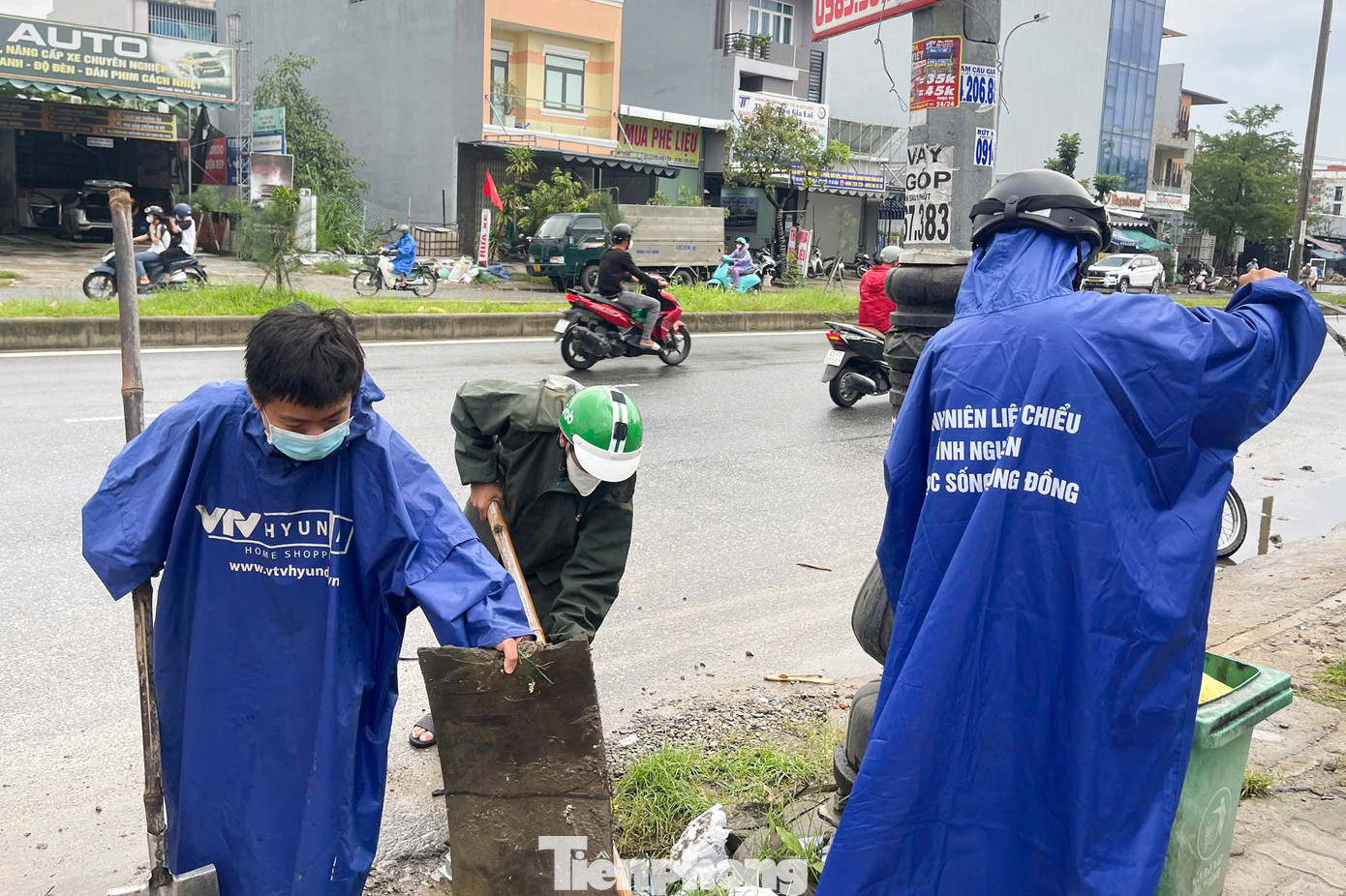Liên Chiểu là địa bàn có nhiều điểm ngập sâu khi mùa mưa bão đến với nhiều "điểm nóng" như: Tuyến đường Mẹ Suốt, khu vực núi Thanh Vinh, đường Hoàng Văn Thái... Bởi vậy, công tác khơi thông cống rãnh, miệng hố thu được chú trọng. Dù ngày 26/10, trời mưa lớn nhưng lực lượng đoàn viên thanh niên vẫn tích cực có mặt tại các "điểm nóng" để hỗ trợ.