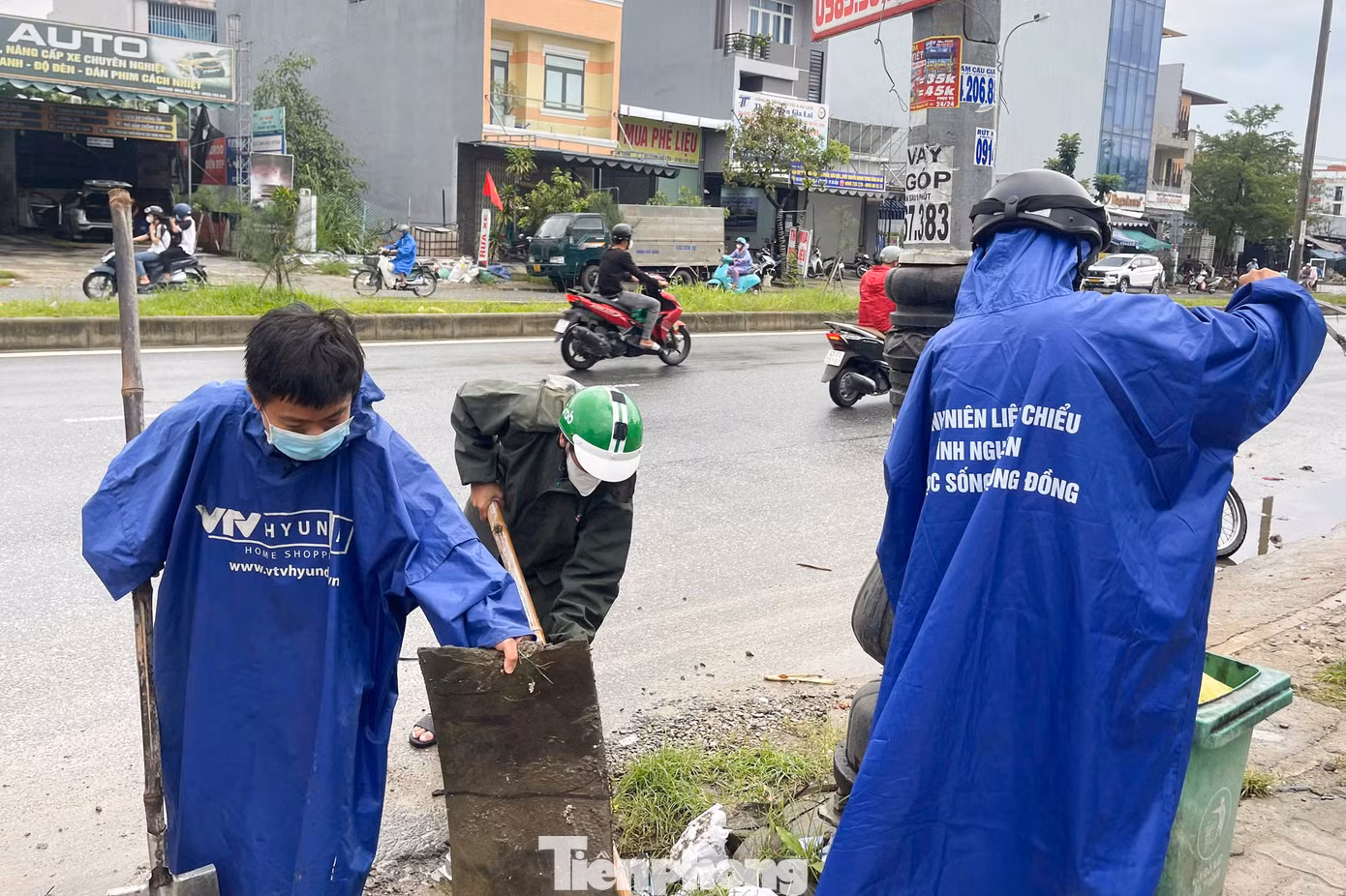 Liên Chiểu là địa bàn có nhiều điểm ngập sâu khi mùa mưa bão đến với nhiều "điểm nóng" như: Tuyến đường Mẹ Suốt, khu vực núi Thanh Vinh, đường Hoàng Văn Thái... Bởi vậy, công tác khơi thông cống rãnh, miệng hố thu được chú trọng. Dù ngày 26/10, trời mưa lớn nhưng lực lượng đoàn viên thanh niên vẫn tích cực có mặt tại các "điểm nóng" để hỗ trợ.