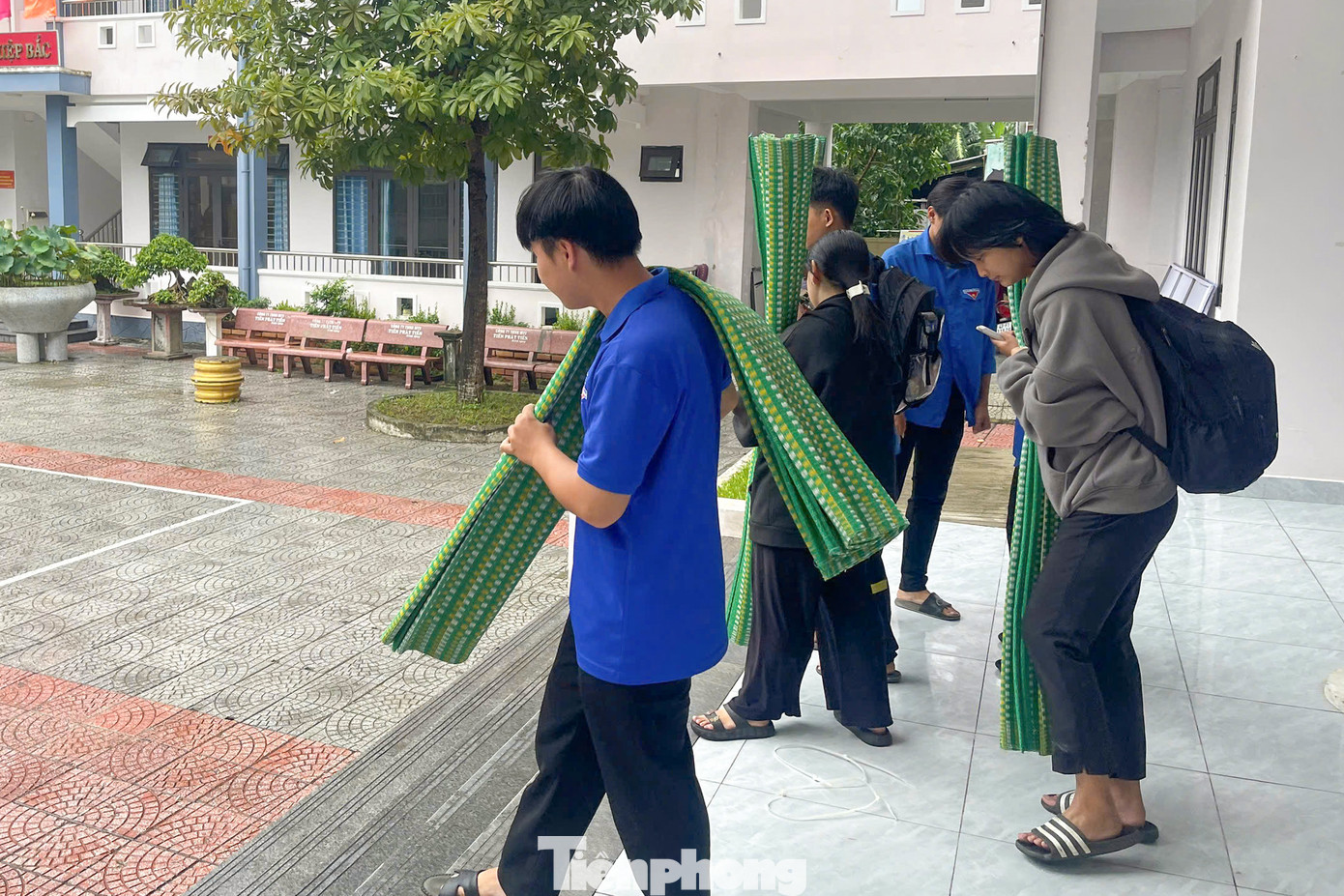 Theo anh Huỳnh Thanh Bình - Bí thư Quận Đoàn Liên Chiểu, vì địa bàn tập trung nhiều trường ĐH, CĐ, đa phần các bạn sinh viên sống trong các khu nhà trọ ở các vùng thấp, trũng, không kiên cố nên các tình nguyện viên đã tích cực chuẩn bị các điểm tránh trú bão an toàn.