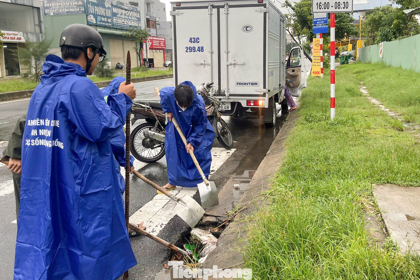 Trên địa bàn quận Liên Chiểu, lực lượng tình nguyện viên đã đội mưa khơi thông các miệng cống rãnh, các hố thu ở dọc các tuyến đường để đảm bảo không xảy ra tình trạng ngập úng cục bộ do mưa lớn.