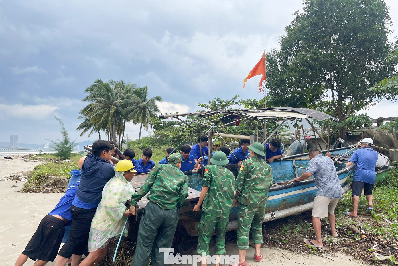 "Đây là đội hình được Thành Đoàn triển khai nhiều năm nay, luôn xung kích, tích cực trong công tác phòng chống thiên tai, hỗ trợ người dân di dời tài sản, gia cố nhà cửa, mái tôn, bảo vệ tài sản, khơi thông cống rãnh... Hiện, lực lượng tình nguyện viên vẫn túc trực 24/24, sẵn sàng thực hiện các nhiệm vụ được chính quyền địa phương phân công để hỗ trợ công tác ứng phó bão Trà Mi", anh Lê Công Hùng - Phó Bí thư phụ trách Thành Đoàn Đà Nẵng, nói.