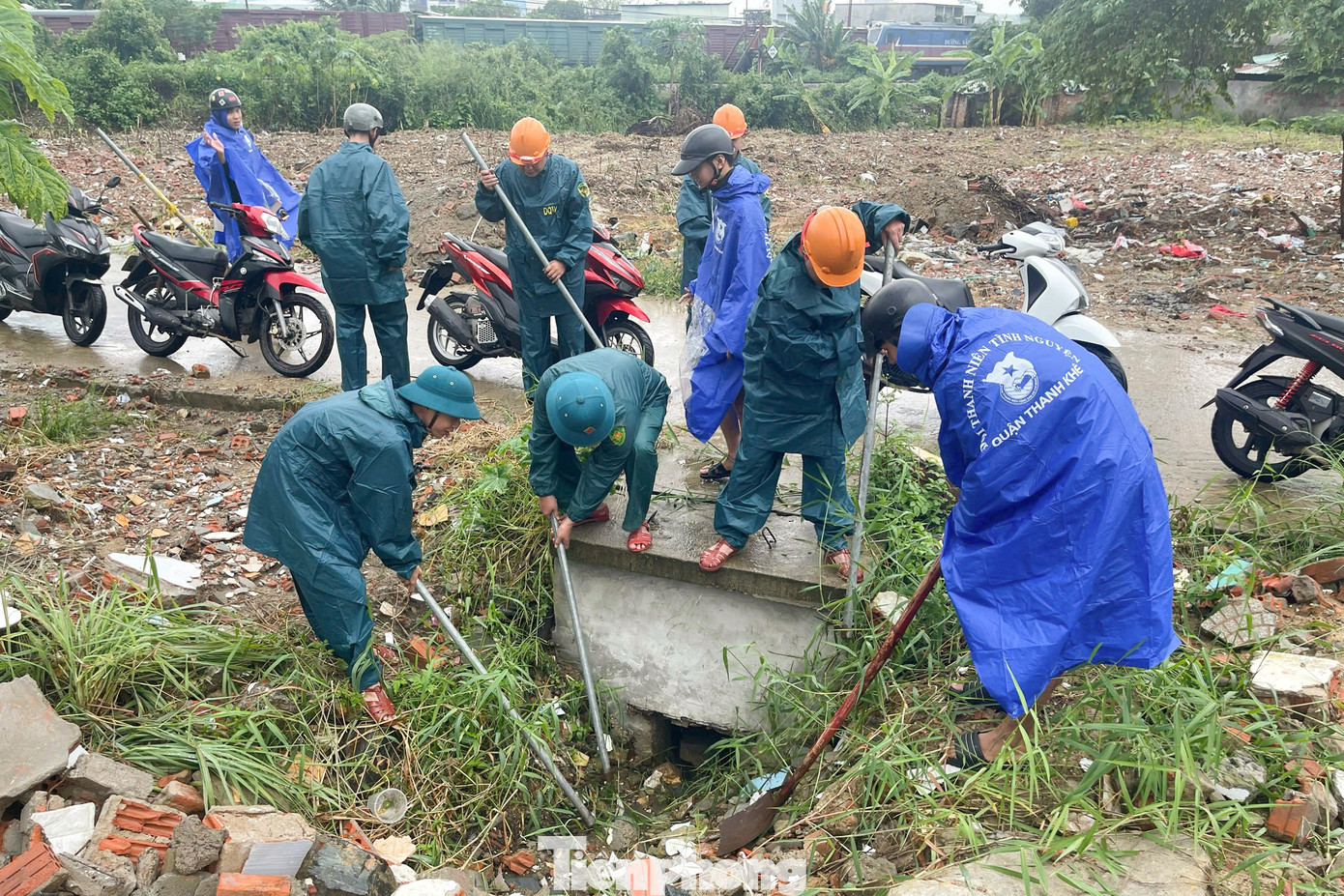 Còn anh Võ Duy Rin - Bí thư Quận Đoàn Thanh Khê cho hay, các đội hình tình nguyện đã hoàn thành công tác hỗ trợ lực lượng chức năng khơi thông cống rãnh ở các khu vực trũng, thấp trên địa bàn.