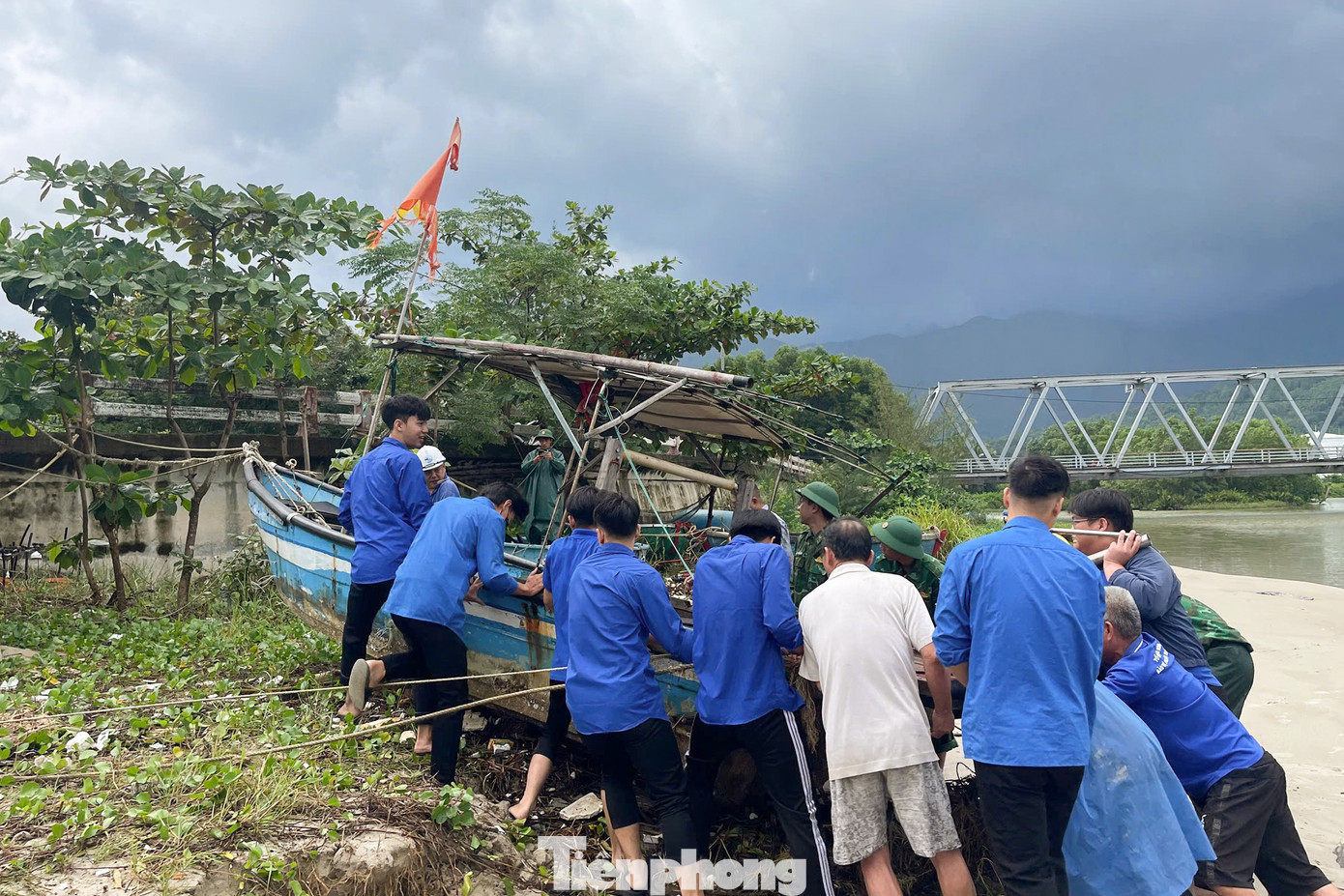 Để hỗ trợ người dân và chính quyền địa phương ứng phó với bão Trà Mi chuẩn bị đổ bộ, ngày 26/10, hàng trăm đoàn viên thanh niên trên địa bàn Đà Nẵng tích cực tham gia công tác phòng chống bão. Ảnh: Giang Thanh