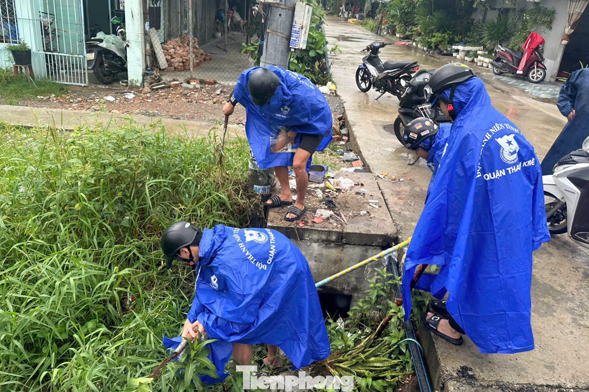 "Bên cạnh đó, các đơn vị trực thuộc cũng vận động người dân ở các khu nhà không kiên cố đi tránh trú bão, hỗ trợ người dân di dời thuyền, thúng đánh cá đến nơi an toàn, giúp người dân chằng chống, gia cố mái tôn... để đảm bảo an toàn", anh Rin nói.