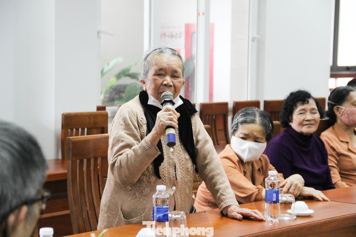 Cụ Trương Thị Ngự xúc động trước tình cảm của BIDV và Báo Tiền Phong dành cho người có công cách mạng