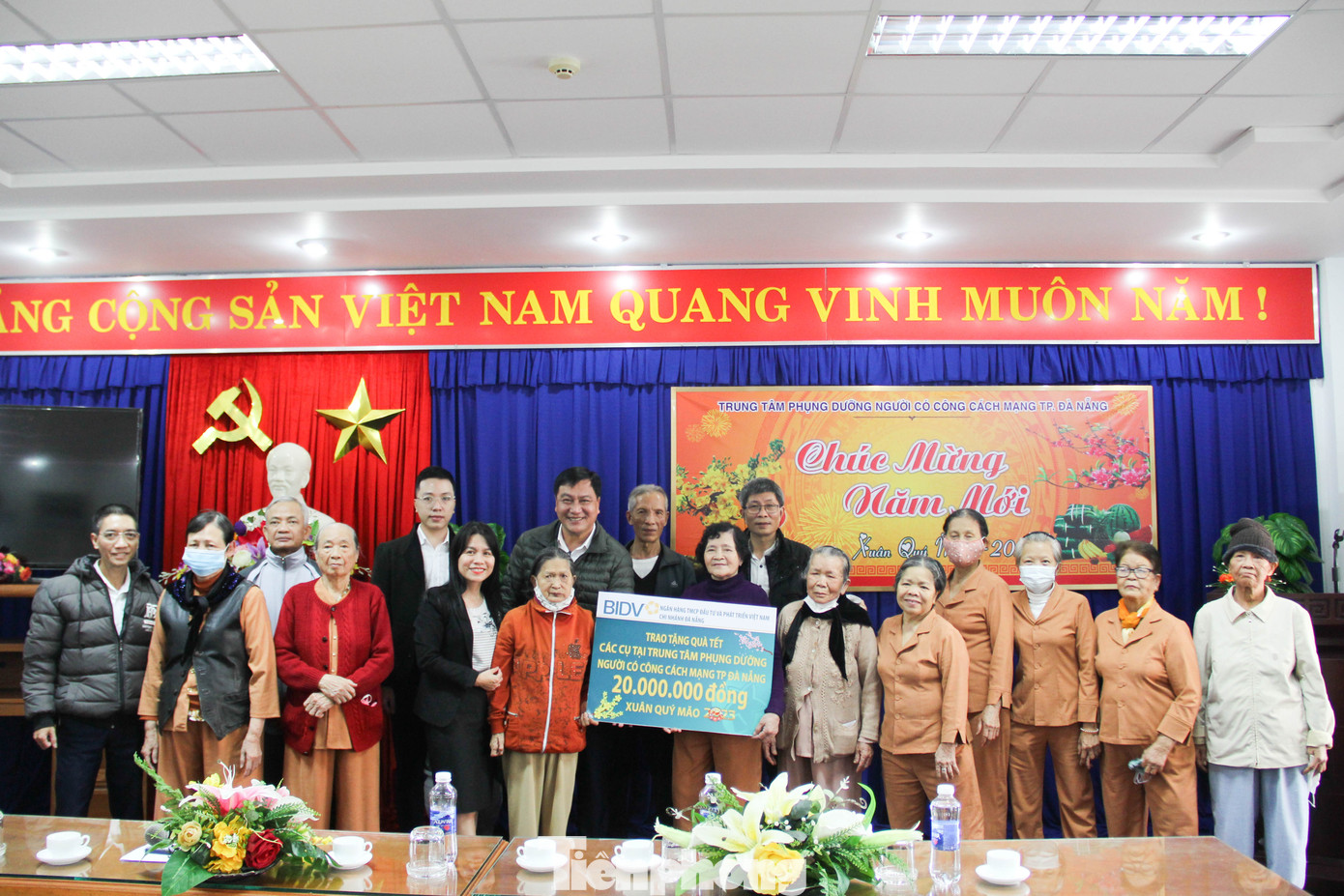 BIDV và Báo Tiền Phong đã trao tặng 40 suất quà Tết, tổng trị giá 20 triệu đồng, cho các cụ đang được chăm sóc ở Trung tâm phụng dưỡng người có công cách mạng TP Đà Nẵng