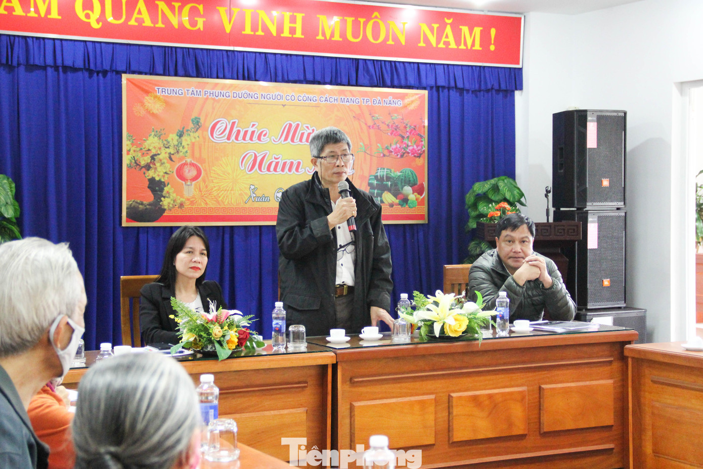 Nhà báo Trần Ngọc Tuấn, Trưởng ban Đại diện báo Tiền Phong tại Miền Trung, gửi lời tri ân sâu sắc đến các cụ ở Trung tâm