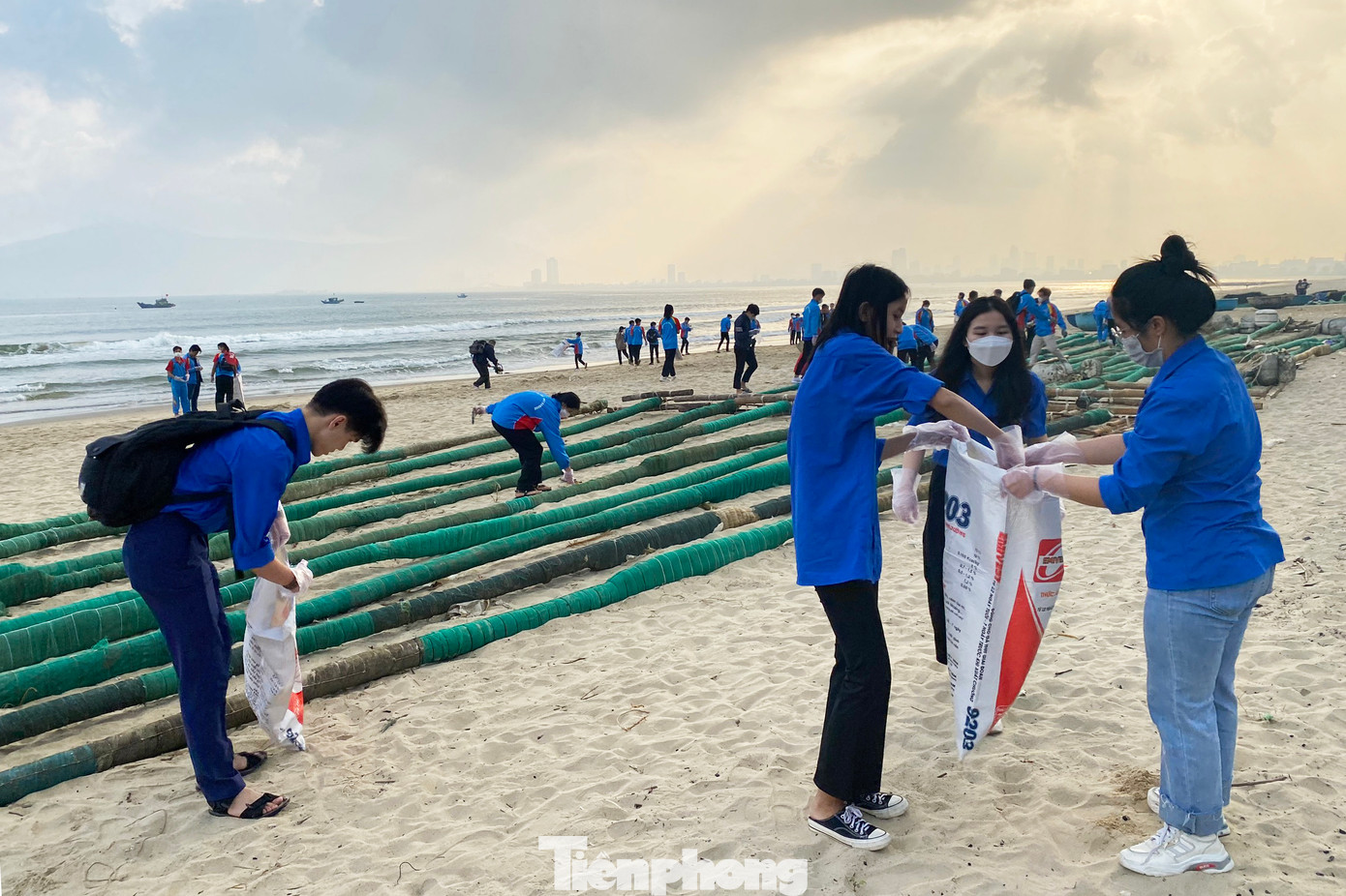Đây là hoạt động khởi động phong trào &quot;Ngày Ý nghĩa&quot; sẽ kéo dài xuyên suốt Tháng Thanh niên. Ảnh: Giang Thanh
