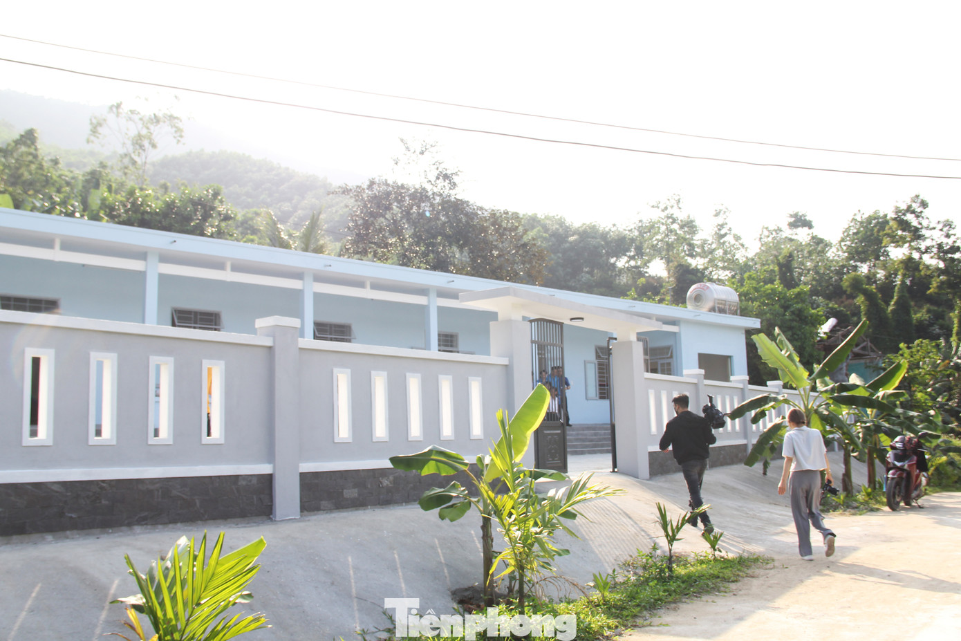 Với khu nhà lưu trú được hoàn thiện khang trang, cao ráo, các thầy cô giáo ở xã Hòa Bắc từ nay không còn lo lắng mỗi mùa mưa lũ. Ảnh: Giang Thanh