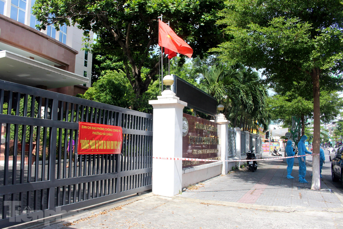 Ghi nhận sáng 16/7, tại trụ sở Ngân hàng Nhà nước chi nhánh Đà Nẵng (đường Lê Duẩn, phường Hải Châu I, quận Hải Châu), lực lượng chức năng đã triển khai khu vực cách ly y tế. Ảnh: Giang Thanh