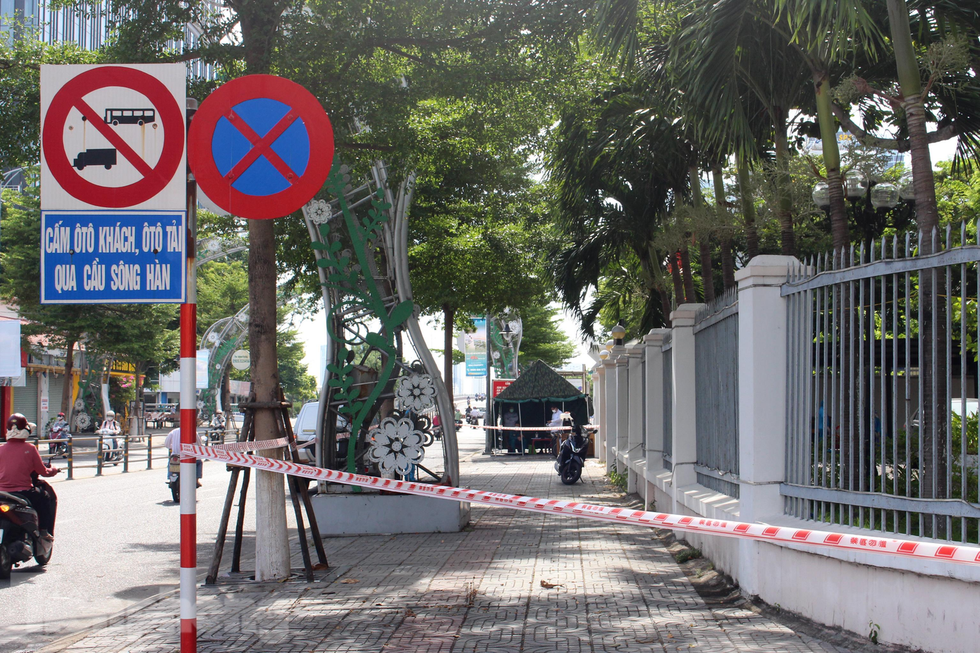 Dây chắn được giăng dọc vỉa hè từ đường Yên Bái đến đường Lê Duẩn, bao quanh trụ sở cơ quan để đảm bảo an toàn.